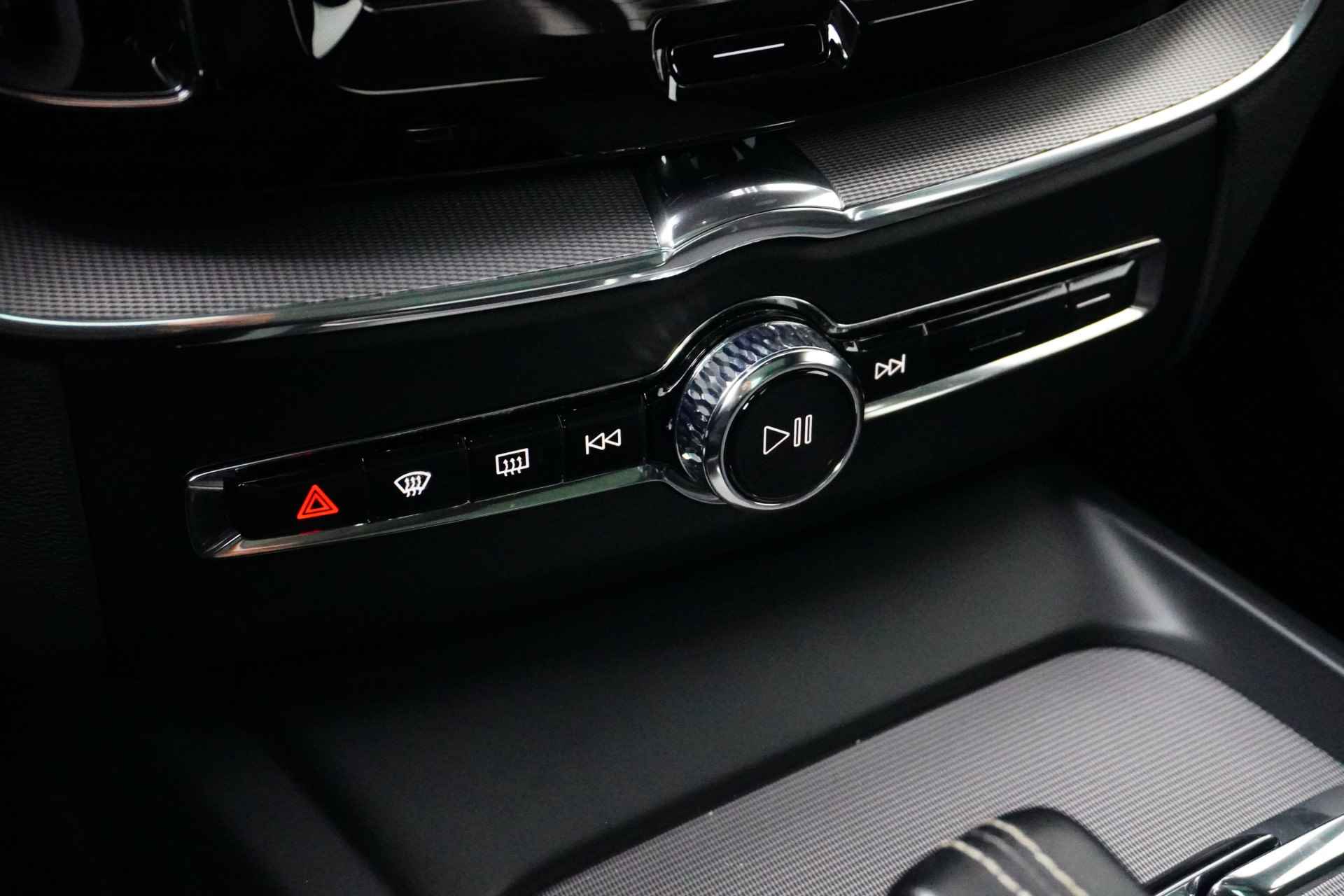 Volvo XC60 T8 Recharge AWD R-Design | Panoramadak | Camera | Keyless | Full LED | Stoel / stuur achterbankverwarming - 27/35
