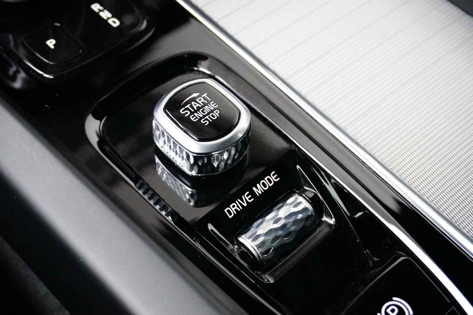 Volvo XC60 T8 Recharge AWD R-Design | Panoramadak | Camera | Keyless | Full LED | Stoel / stuur achterbankverwarming - 29/35