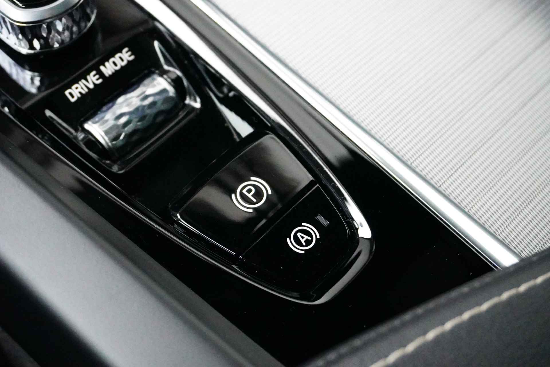 Volvo XC60 T8 Recharge AWD R-Design | Panoramadak | Camera | Keyless | Full LED | Stoel / stuur achterbankverwarming - 30/35