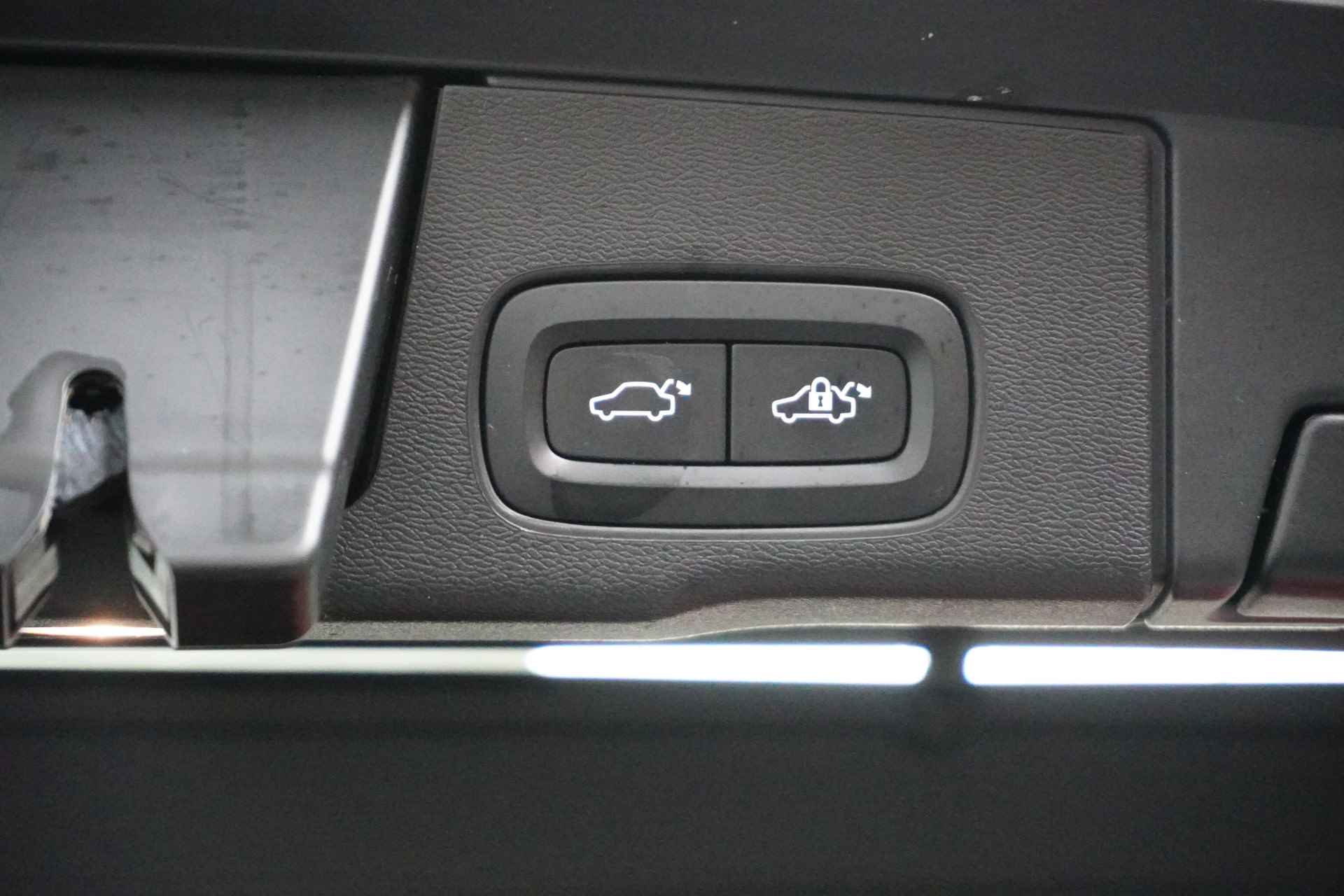 Volvo XC60 T8 Recharge AWD R-Design | Panoramadak | Camera | Keyless | Full LED | Stoel / stuur achterbankverwarming - 33/35