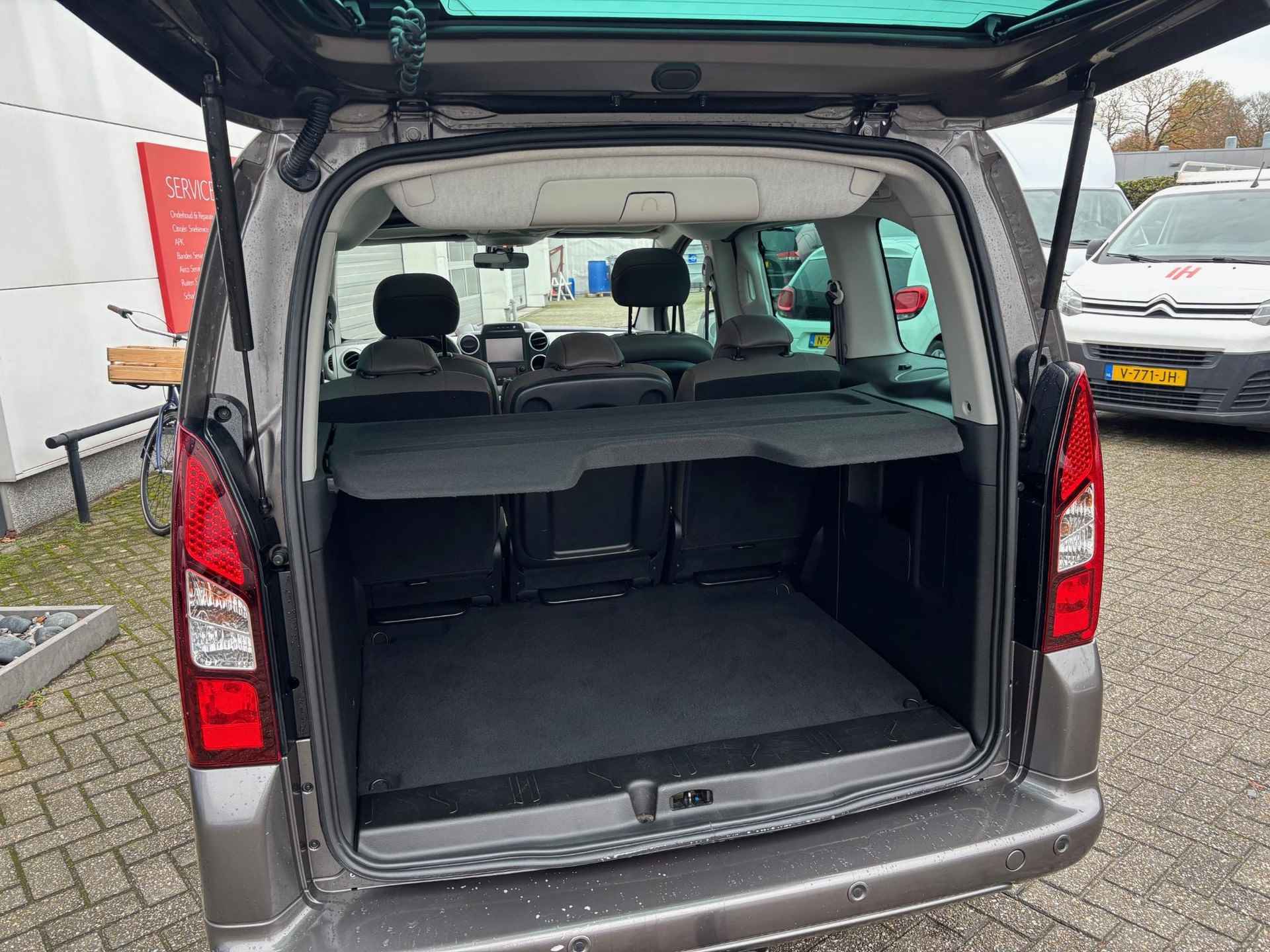 Citroen Berlingo 1.2 PureTech XTR Panoramadak! | Trekhaak | Zeer compleet! | Geleverd incl 12 maanden BOVAG garantie. - 11/24