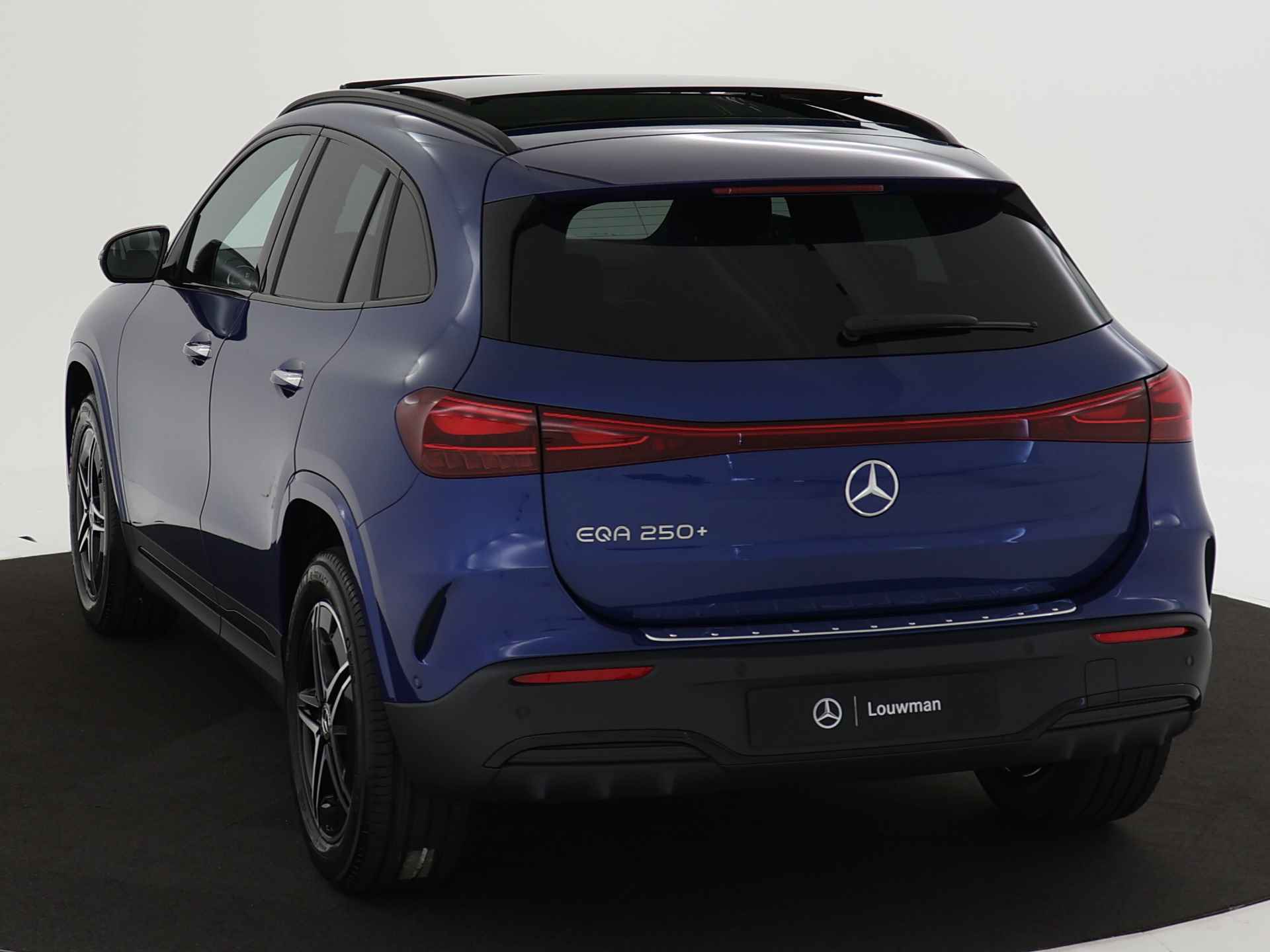 Mercedes-Benz EQA 250+ AMG Line 71 kWh | Nightpakket | Parkeerpakket met achteruitrijcamera | KEYLESS-GO comfort pakket | Sfeerverlichting | EASY PACK achterklep | Dodehoekassistent | Extra USB-poorten | - 14/40