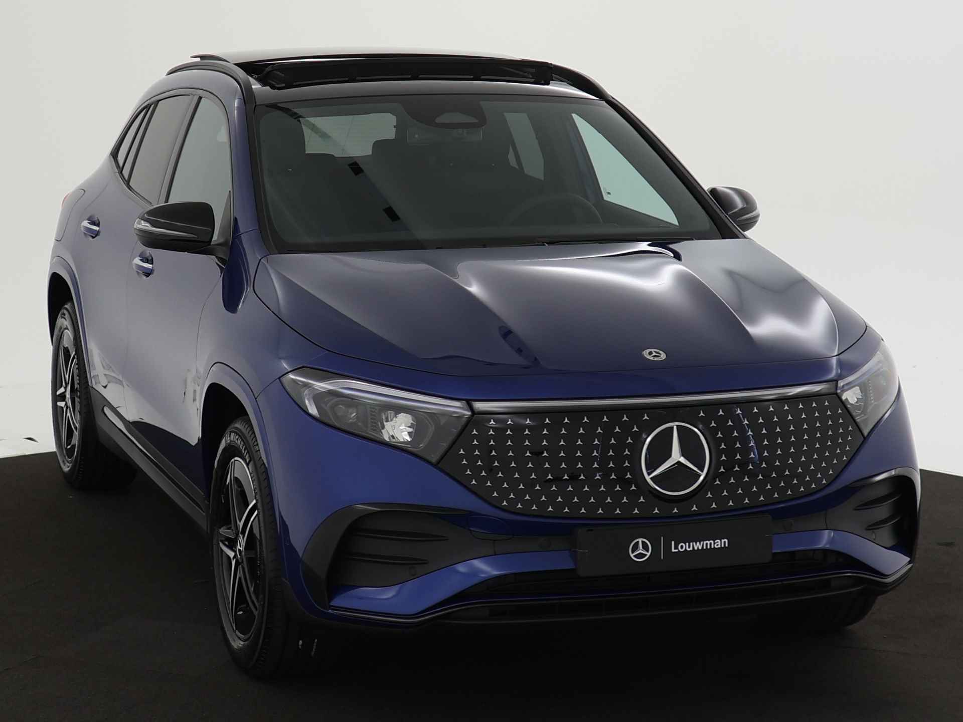 Mercedes-Benz EQA 250+ AMG Line 71 kWh | Nightpakket | Parkeerpakket met achteruitrijcamera | KEYLESS-GO comfort pakket | Sfeerverlichting | EASY PACK achterklep | Dodehoekassistent | Extra USB-poorten | - 24/40