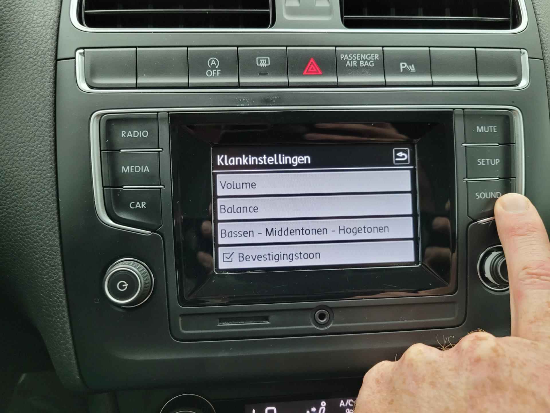 Volkswagen Polo Occasion automaat met cruisecontrol en parkeersensoren voor en achter | tweedehands Volkswagen Polo zwart | Bovag - 25/33