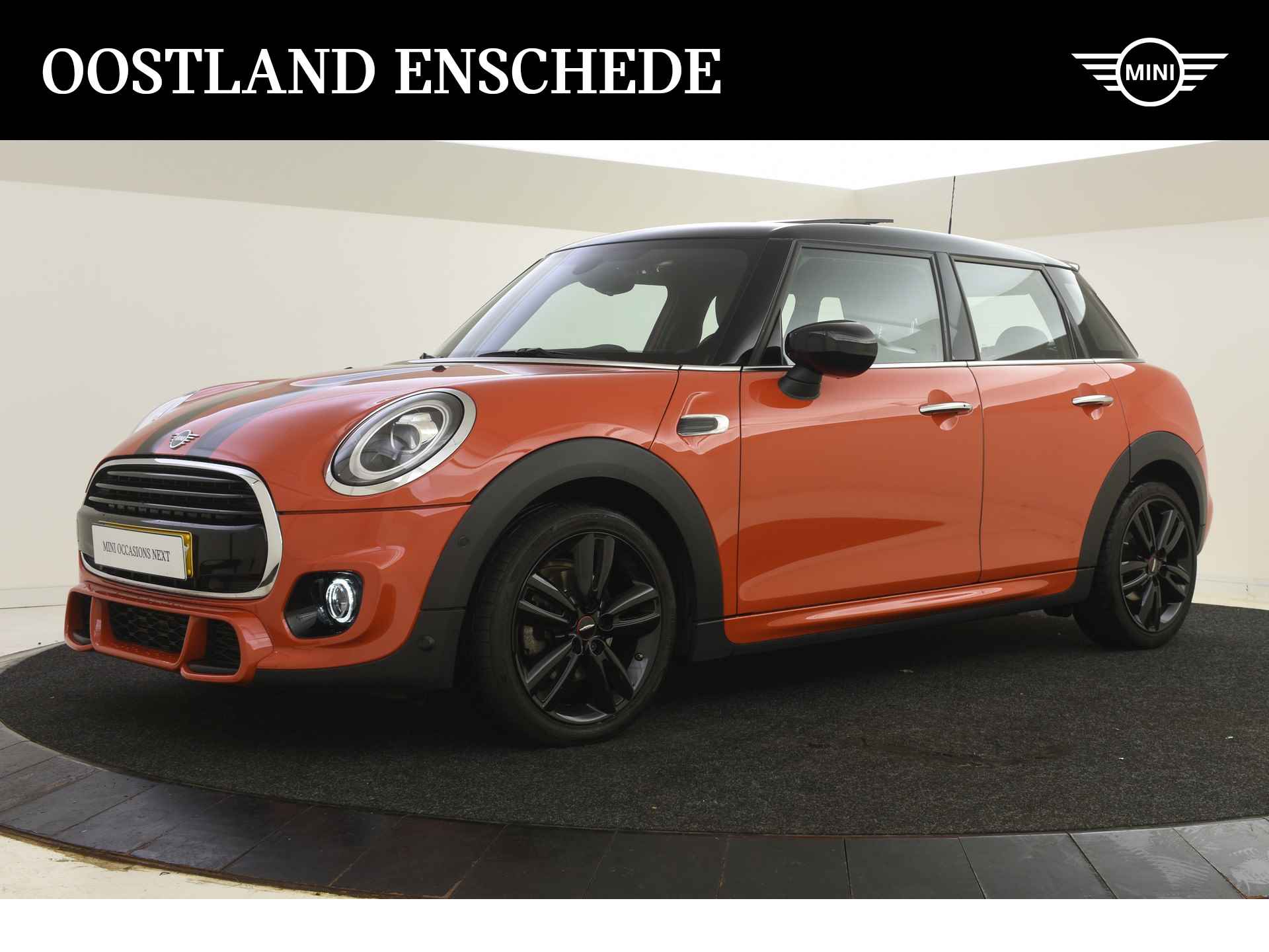 MINI Hatchback Cooper / JCW Trim Pakket / Panoramadak / Achteruitrijcamera / LED / Comfortstoelen / Stoelverwarming / Harman Kardon / Park Assistant - 1/38