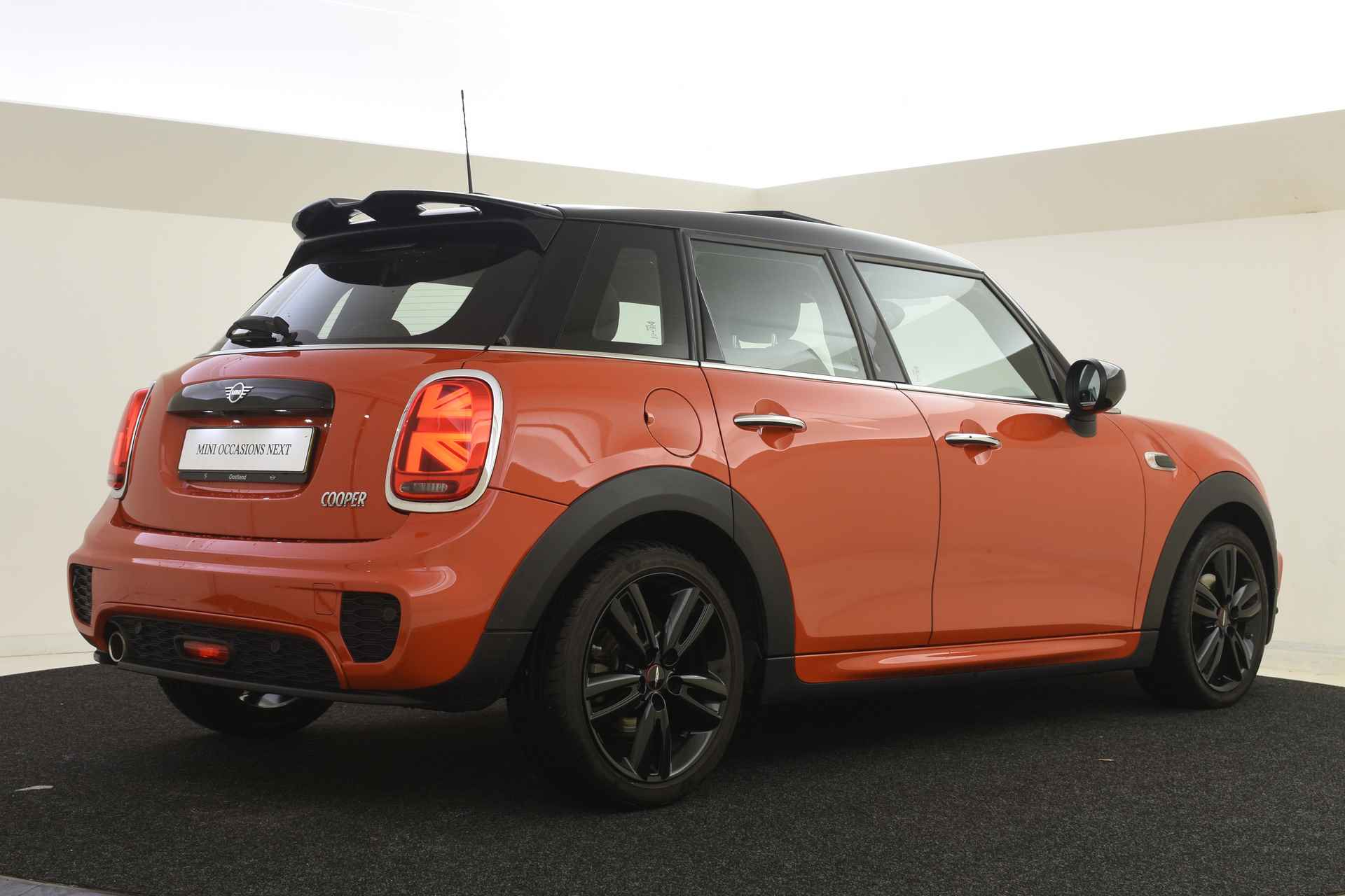 MINI Hatchback Cooper / JCW Trim Pakket / Panoramadak / Achteruitrijcamera / LED / Comfortstoelen / Stoelverwarming / Harman Kardon / Park Assistant - 3/38