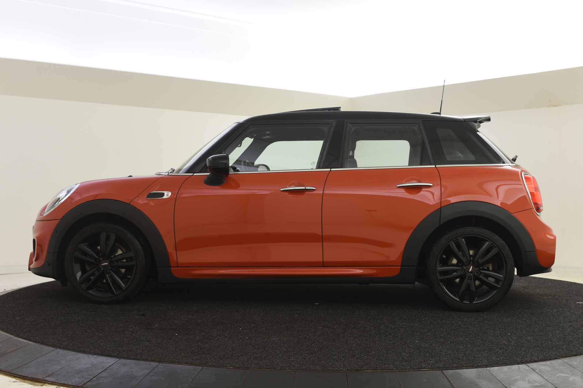 MINI Hatchback Cooper / JCW Trim Pakket / Panoramadak / Achteruitrijcamera / LED / Comfortstoelen / Stoelverwarming / Harman Kardon / Park Assistant - 4/38