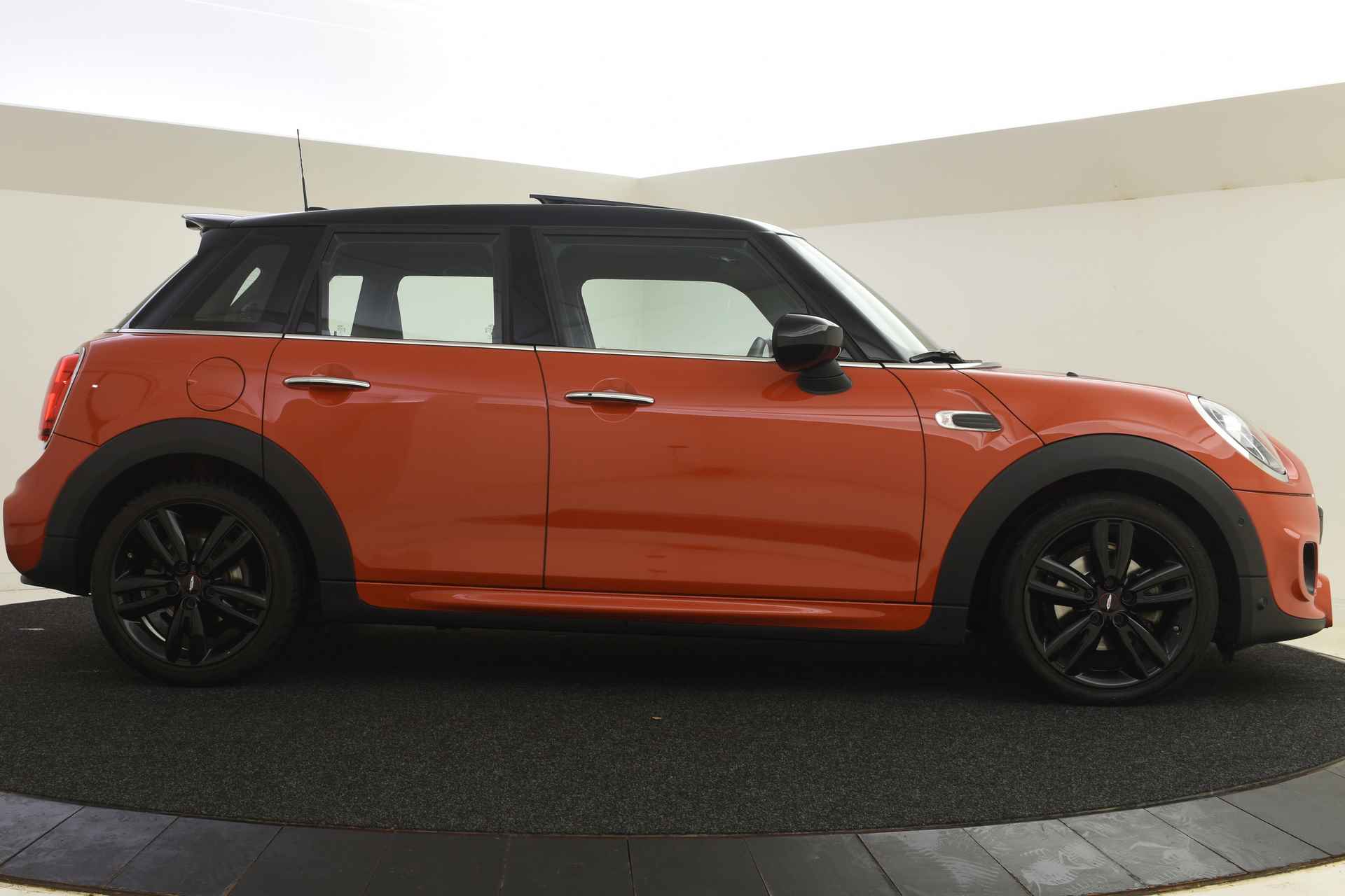 MINI Hatchback Cooper / JCW Trim Pakket / Panoramadak / Achteruitrijcamera / LED / Comfortstoelen / Stoelverwarming / Harman Kardon / Park Assistant - 12/38