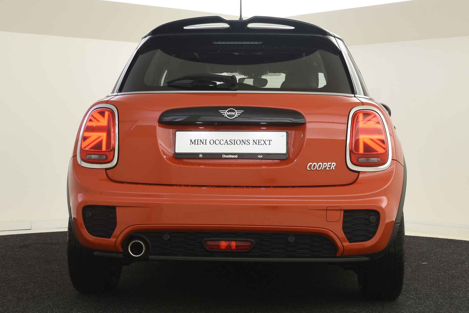 MINI Hatchback Cooper / JCW Trim Pakket / Panoramadak / Achteruitrijcamera / LED / Comfortstoelen / Stoelverwarming / Harman Kardon / Park Assistant - 24/38