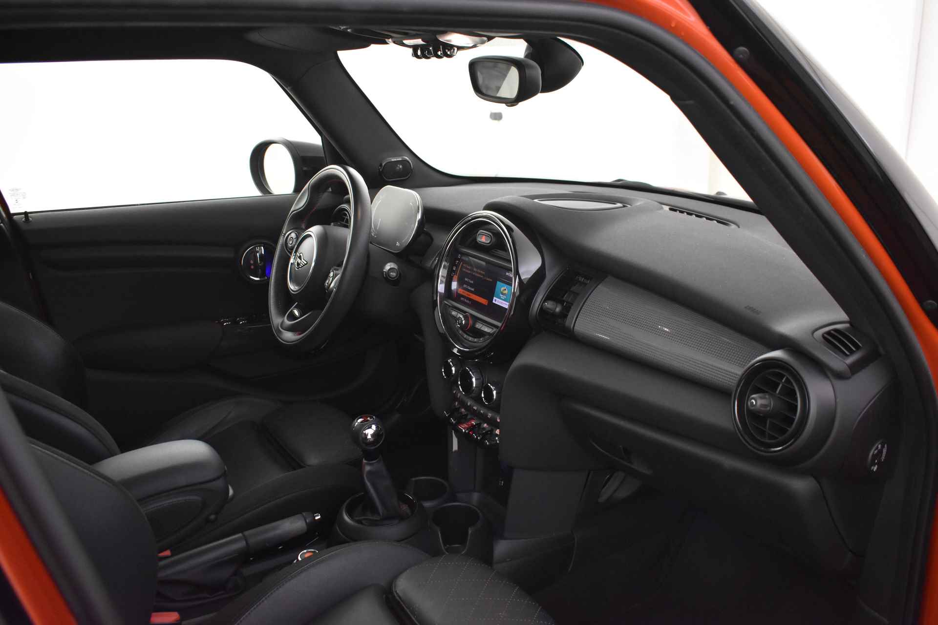 MINI Hatchback Cooper / JCW Trim Pakket / Panoramadak / Achteruitrijcamera / LED / Comfortstoelen / Stoelverwarming / Harman Kardon / Park Assistant - 35/38