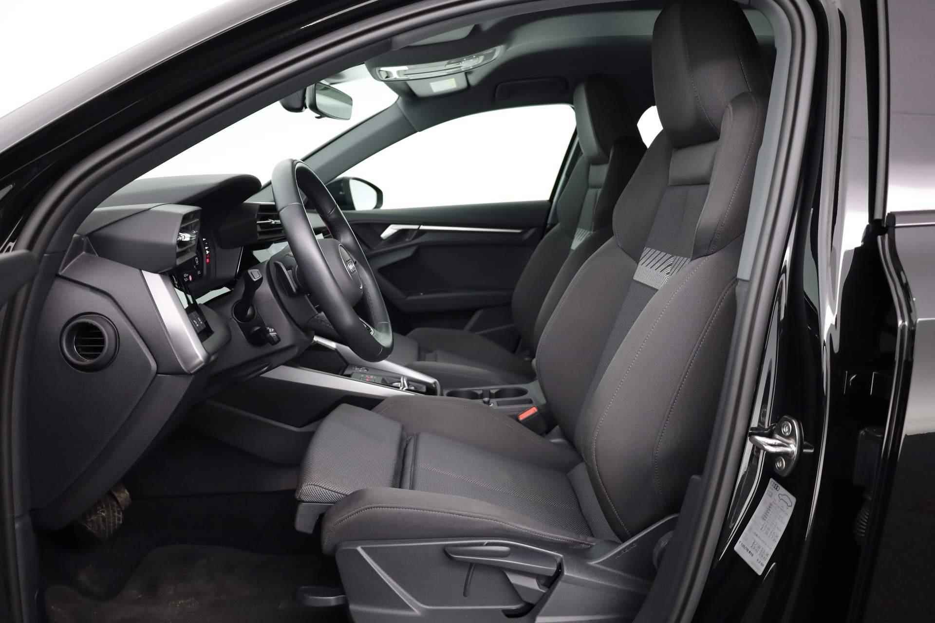 Audi A3 Sportback 35 TFSI 150PK S-tronic Business edition | LED | Cruise | Clima | 17 inch - 19/38