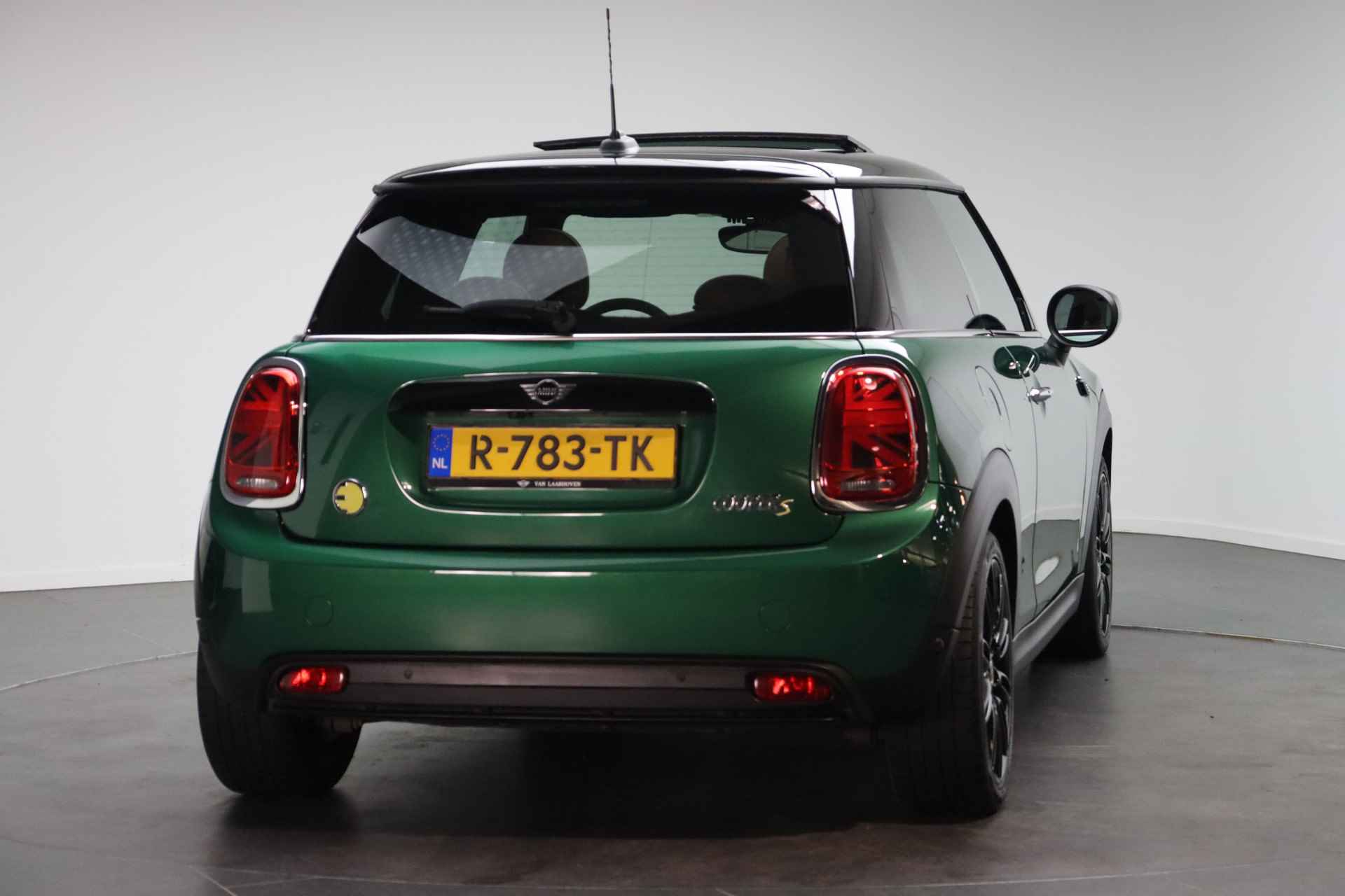 MINI Electric Yours 33 kWh / Panoramadak / Sportstoelen / Stoelverwarming / Achteruitrijcamera / Verwarmd stuurwiel / LED / Cruise Control / Park Assistant / Harman Kardon - 4/25