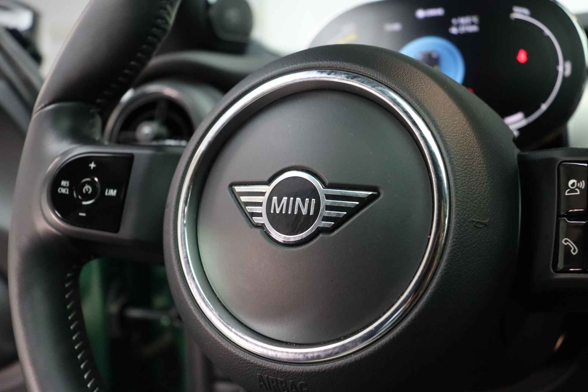 MINI Electric Yours 33 kWh / Panoramadak / Sportstoelen / Stoelverwarming / Achteruitrijcamera / Verwarmd stuurwiel / LED / Cruise Control / Park Assistant / Harman Kardon - 21/25