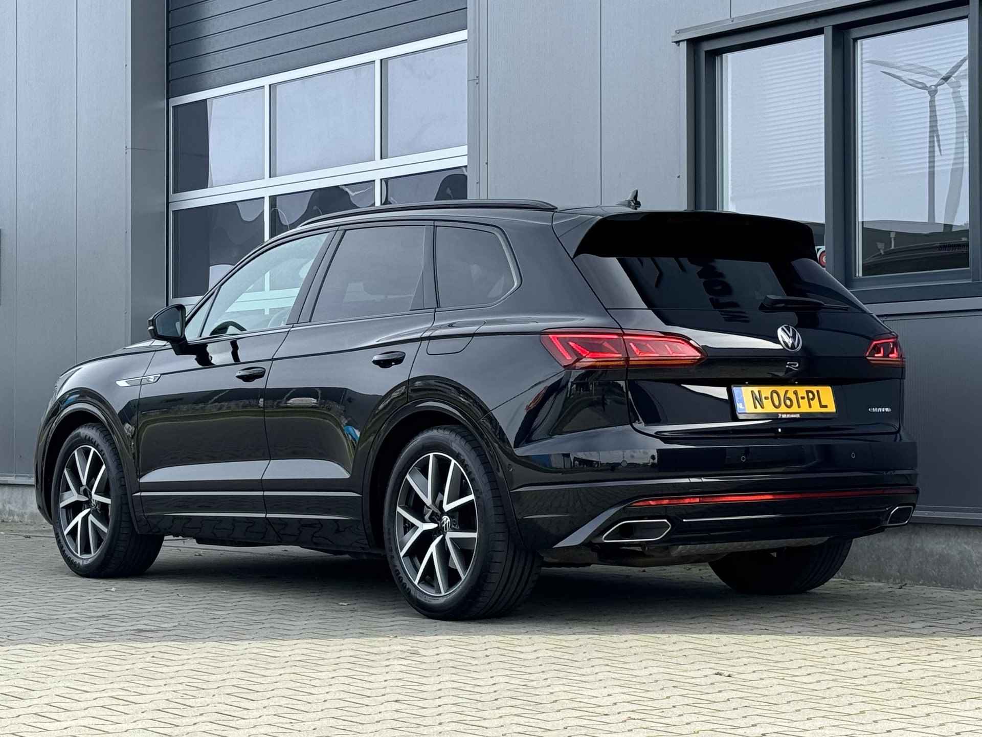 Volkswagen Touareg 3.0 TSi V6 4MOTION R - 462 PK - Panorama - Trekhaak - Matrix Led - R line - Luchtvering - 2/41