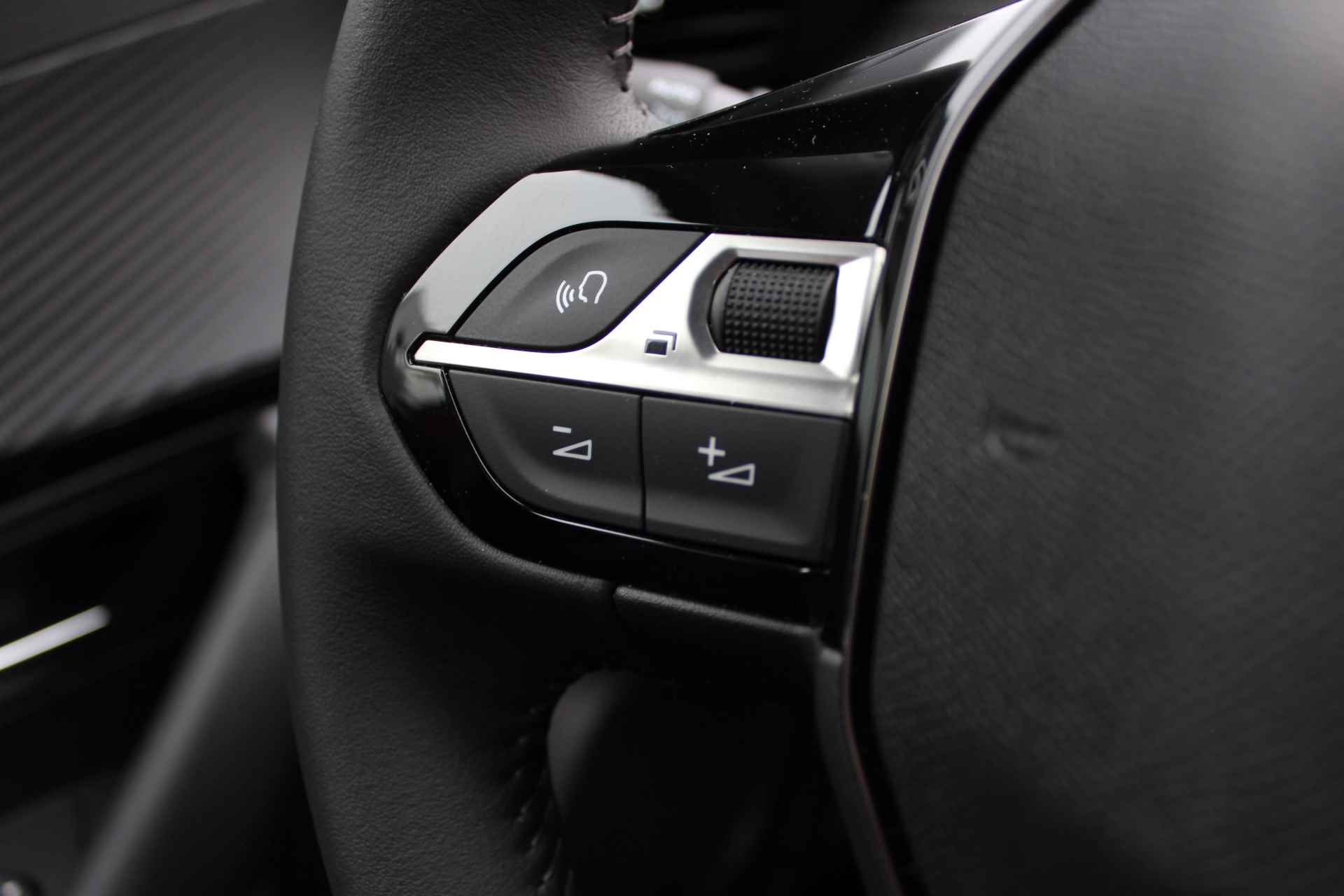Peugeot e-2008 Allure 50 kWh | Navigatie | Led | Stoelverwarming - 8/32