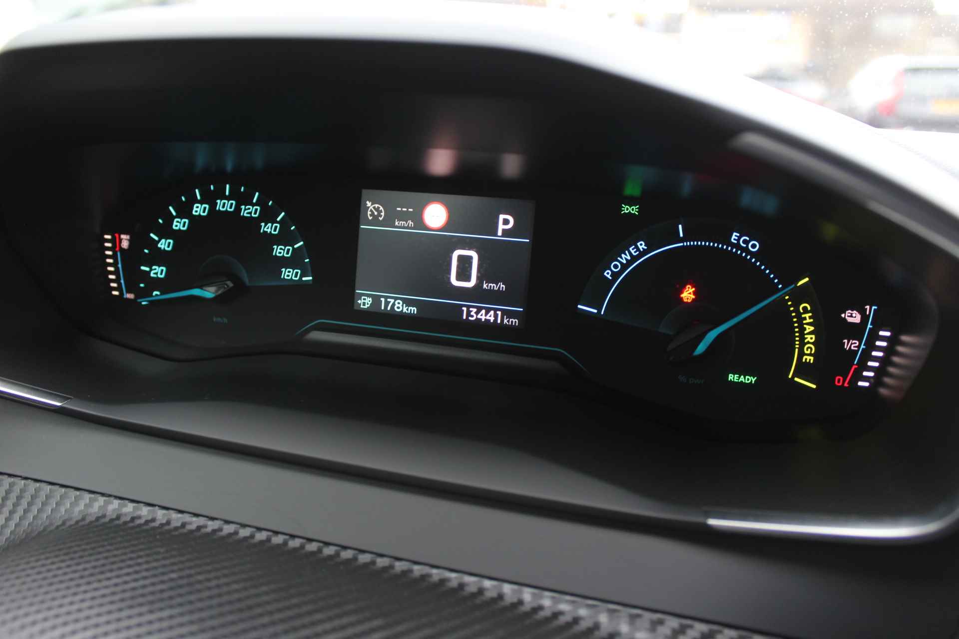 Peugeot e-2008 Allure 50 kWh | Navigatie | Led | Stoelverwarming - 9/32