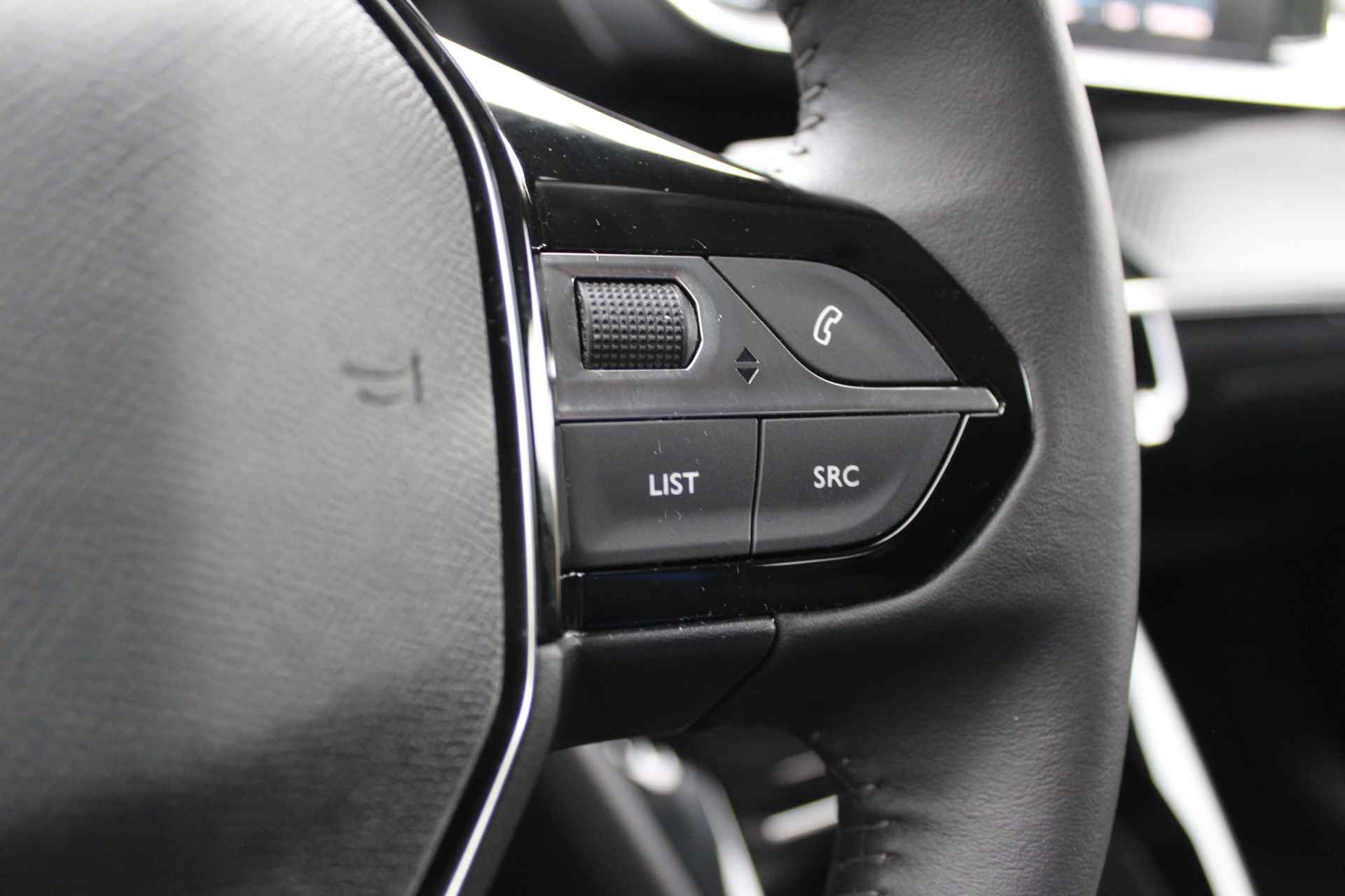 Peugeot e-2008 Allure 50 kWh | Navigatie | Led | Stoelverwarming - 10/32