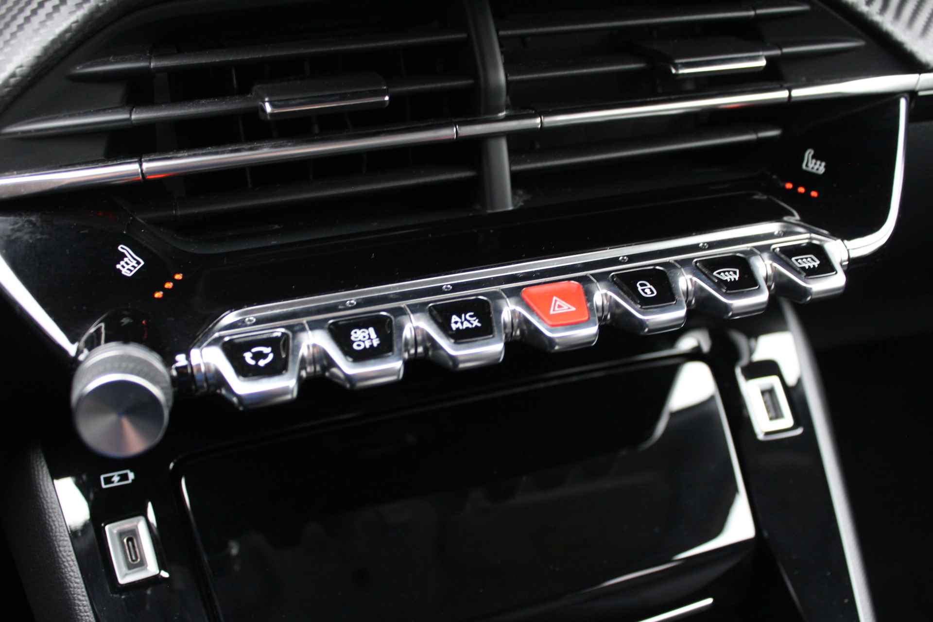 Peugeot e-2008 Allure 50 kWh | Navigatie | Led | Stoelverwarming - 16/32