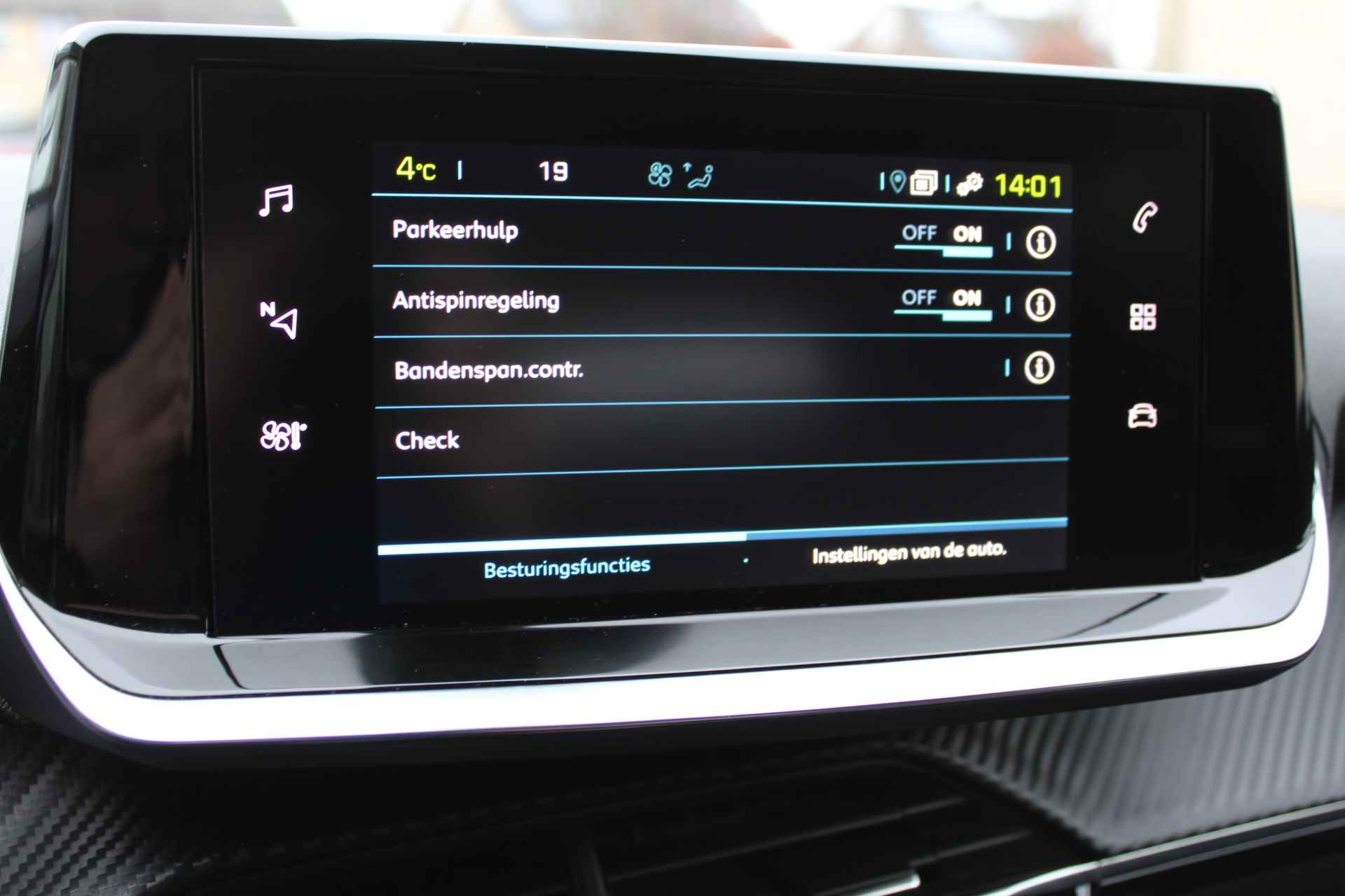 Peugeot e-2008 Allure 50 kWh | Navigatie | Led | Stoelverwarming - 17/32