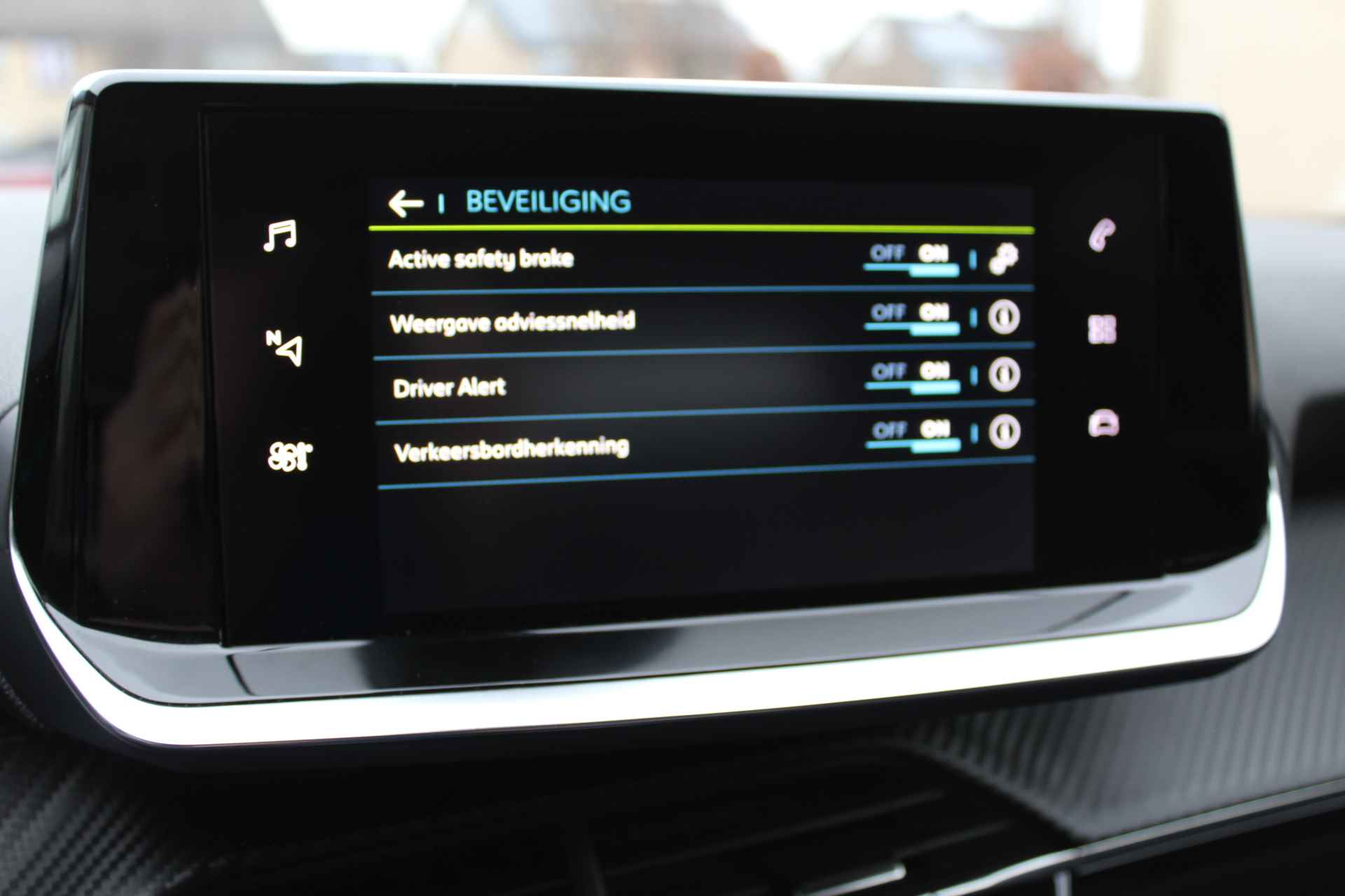 Peugeot e-2008 Allure 50 kWh | Navigatie | Led | Stoelverwarming - 18/32