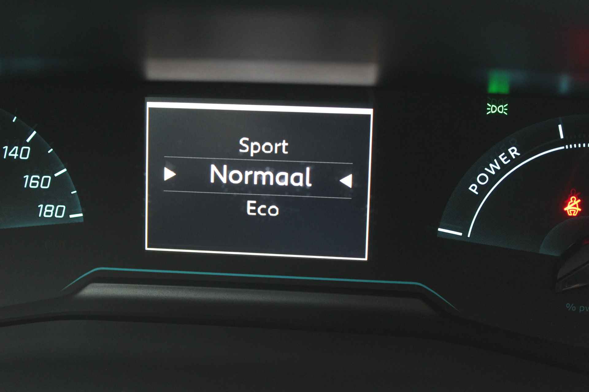 Peugeot e-2008 Allure 50 kWh | Navigatie | Led | Stoelverwarming - 23/32