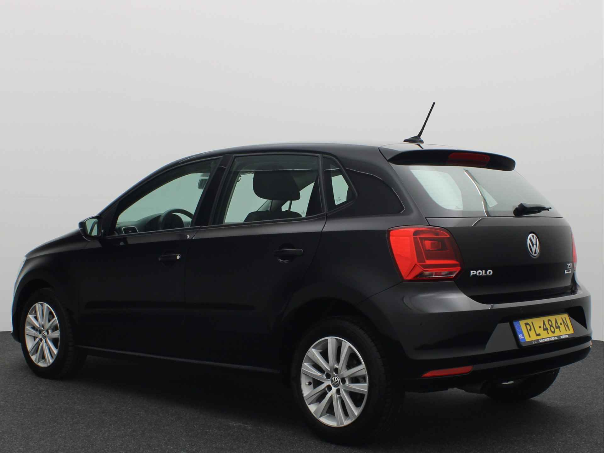 Volkswagen Polo 1.2 TSI 90PK Comfortline Connected Series CARPLAY / NAVI / AIRCO / PDC / CRUISE / BLUETOOTH / NL-AUTO - 4/45