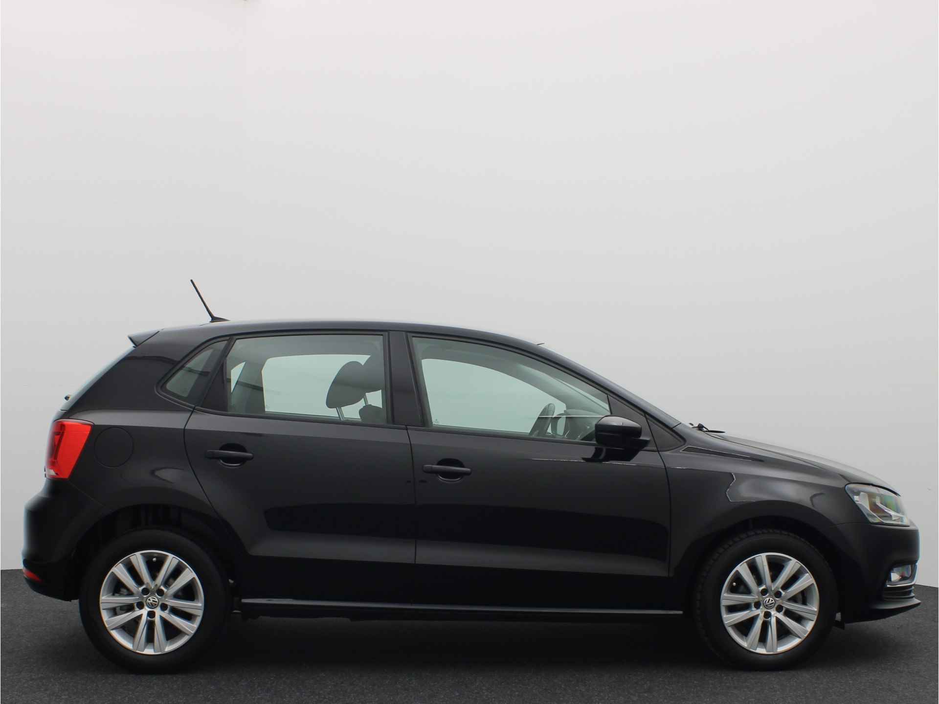 Volkswagen Polo 1.2 TSI 90PK Comfortline Connected Series CARPLAY / NAVI / AIRCO / PDC / CRUISE / BLUETOOTH / NL-AUTO - 16/45