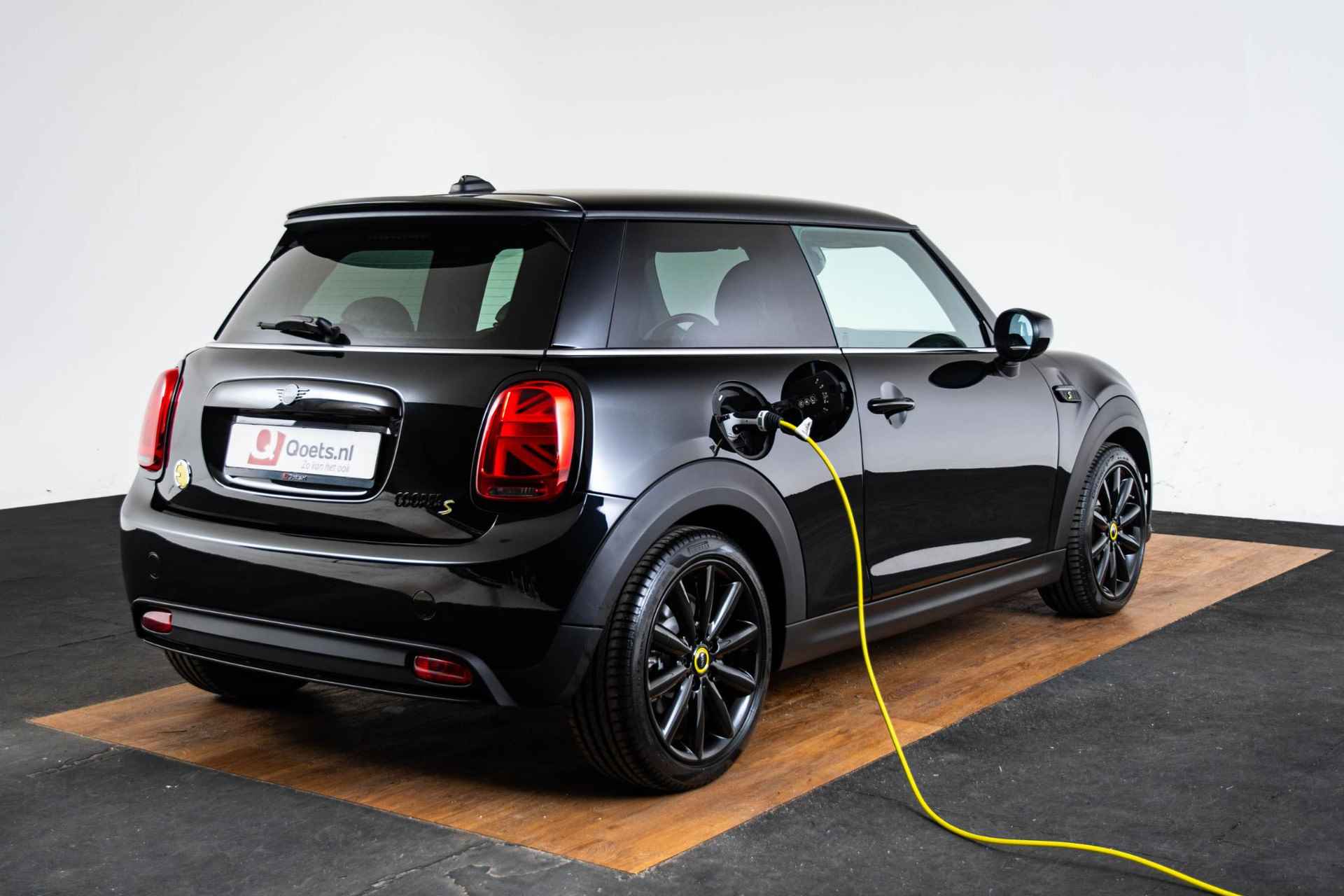 Mini Mini Electric Electric 33 kWh Mini Mini Electric Business Edition 33 kWh Elektrisch verwarmbare voorstoelen - Dimmende binnenspiegel - Cruise Control - Head Up - Driving Assistant - Piano Black Exterior - Regensensor - Apple Car Play - - 2/63