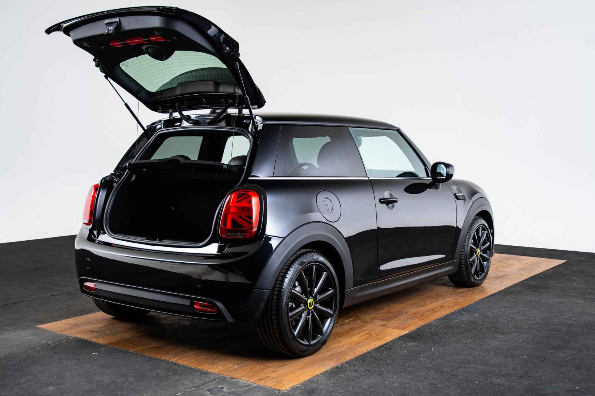 Mini Mini Electric Electric 33 kWh Mini Mini Electric Business Edition 33 kWh Elektrisch verwarmbare voorstoelen - Dimmende binnenspiegel - Cruise Control - Head Up - Driving Assistant - Piano Black Exterior - Regensensor - Apple Car Play - - 12/63