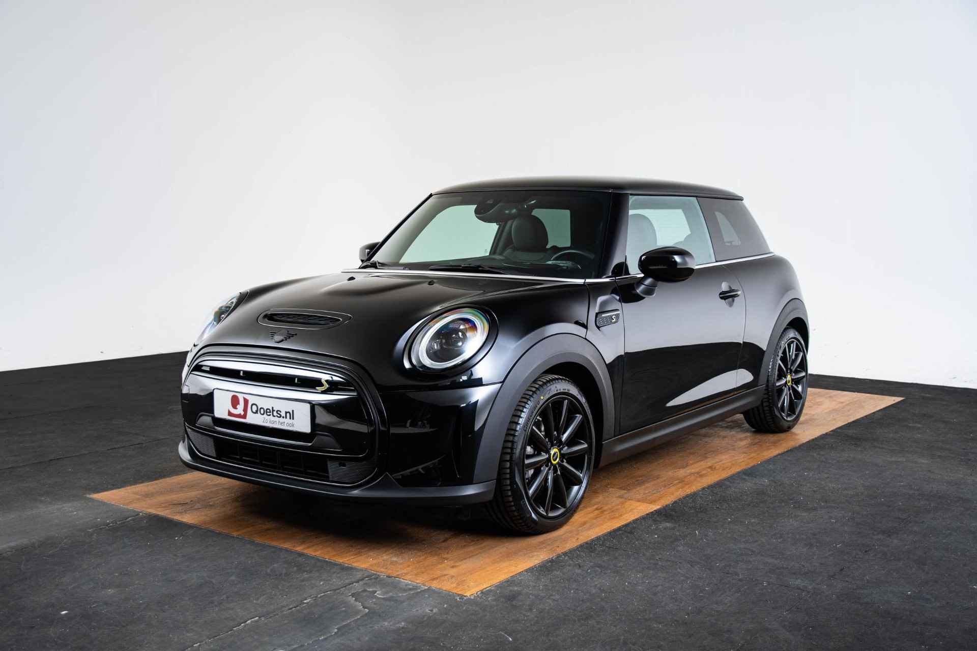 Mini Mini Electric Electric 33 kWh Mini Mini Electric Business Edition 33 kWh Elektrisch verwarmbare voorstoelen - Dimmende binnenspiegel - Cruise Control - Head Up - Driving Assistant - Piano Black Exterior - Regensensor - Apple Car Play - - 50/63