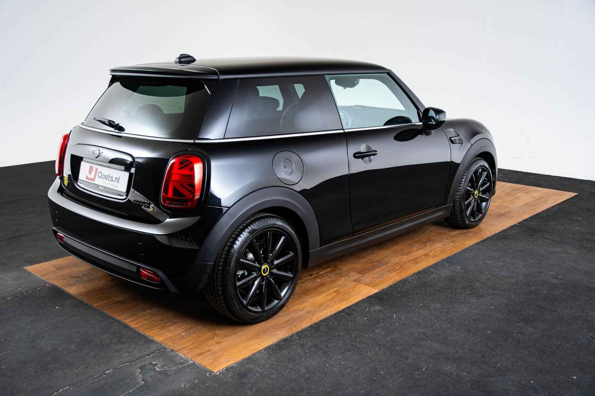 Mini Mini Electric Electric 33 kWh Mini Mini Electric Business Edition 33 kWh Elektrisch verwarmbare voorstoelen - Dimmende binnenspiegel - Cruise Control - Head Up - Driving Assistant - Piano Black Exterior - Regensensor - Apple Car Play - - 51/63