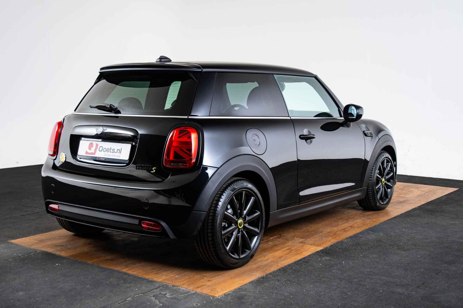 Mini Mini Electric Electric 33 kWh Mini Mini Electric Business Edition 33 kWh Elektrisch verwarmbare voorstoelen - Dimmende binnenspiegel - Cruise Control - Head Up - Driving Assistant - Piano Black Exterior - Regensensor - Apple Car Play - - 60/63