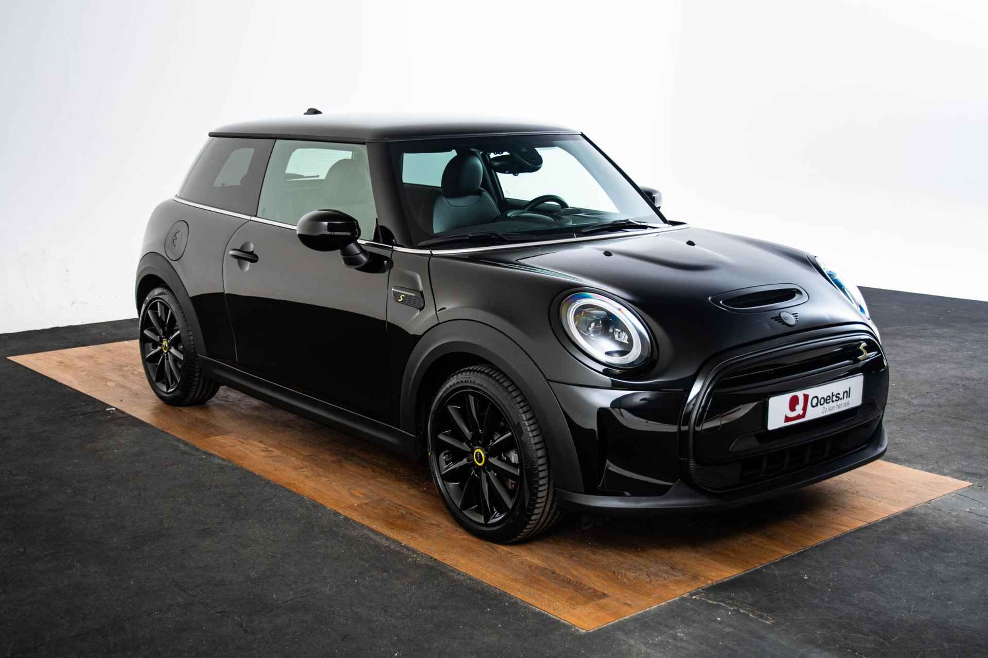 Mini Mini Electric Electric 33 kWh Mini Mini Electric Business Edition 33 kWh Elektrisch verwarmbare voorstoelen - Dimmende binnenspiegel - Cruise Control - Head Up - Driving Assistant - Piano Black Exterior - Regensensor - Apple Car Play - - 61/63