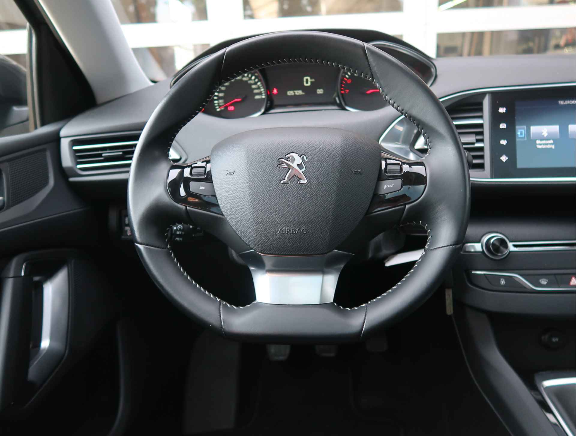 Peugeot 308 SW 110 PK Benzine * Panoramadak * Navigatie * L.M. Velgen * DAB+ Radio + CD * Cruise & Climate Control * Voor en achter Parkeersensoren* Vierseizoenenbanden * - 15/45