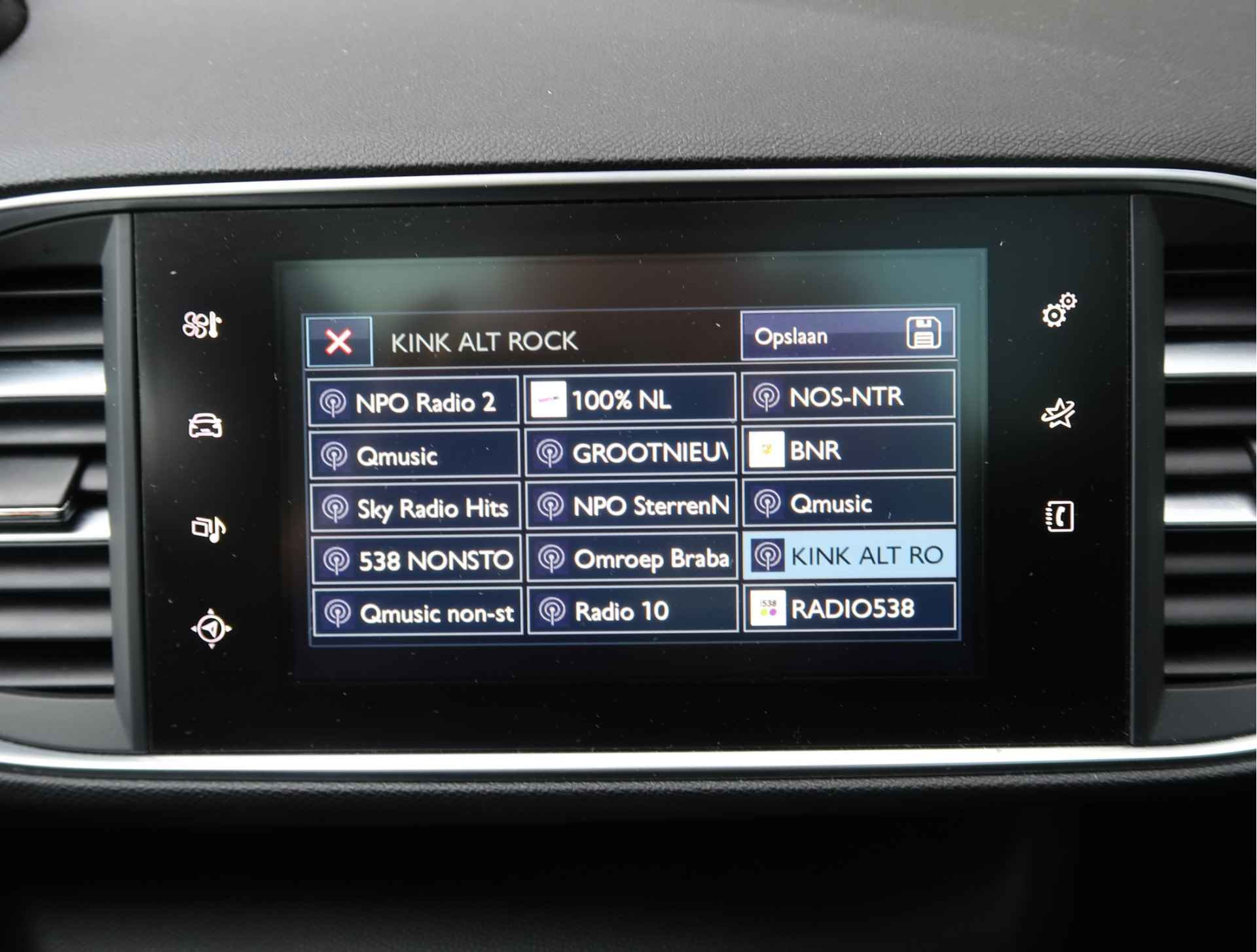 Peugeot 308 SW 110 PK Benzine * Panoramadak * Navigatie * L.M. Velgen * DAB+ Radio + CD * Cruise & Climate Control * Voor en achter Parkeersensoren* Vierseizoenenbanden * - 22/45