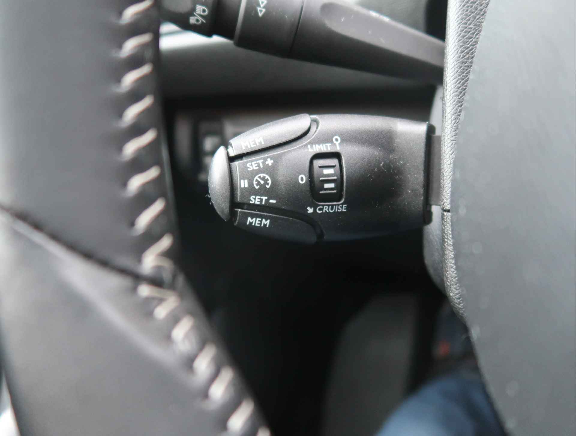 Peugeot 308 SW 110 PK Benzine * Panoramadak * Navigatie * L.M. Velgen * DAB+ Radio + CD * Cruise & Climate Control * Voor en achter Parkeersensoren* Vierseizoenenbanden * - 26/45