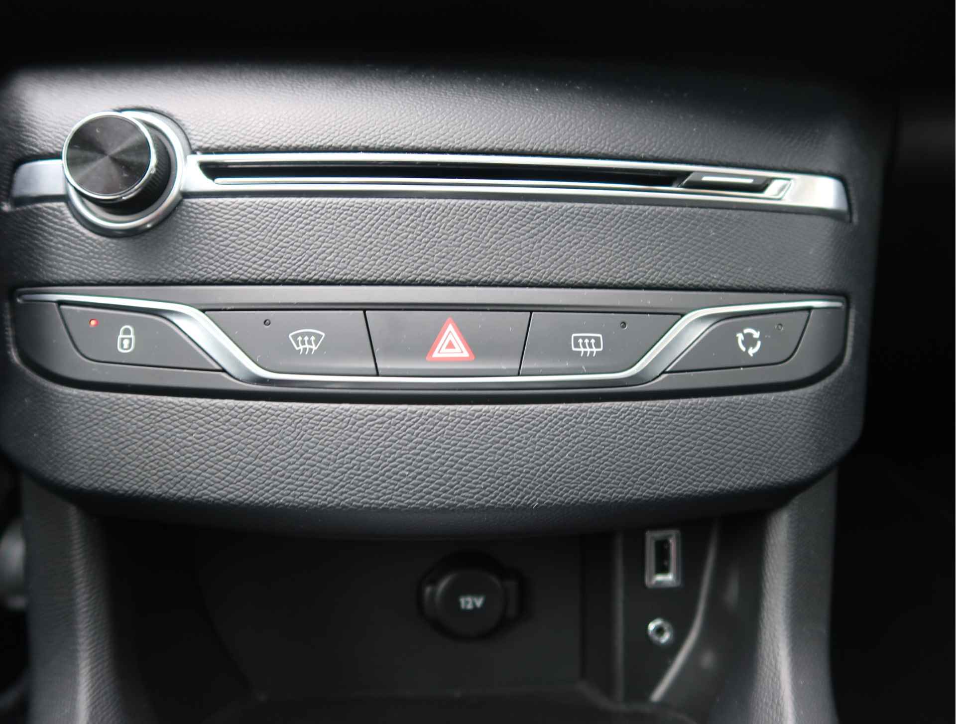 Peugeot 308 SW 110 PK Benzine * Panoramadak * Navigatie * L.M. Velgen * DAB+ Radio + CD * Cruise & Climate Control * Voor en achter Parkeersensoren* Vierseizoenenbanden * - 28/45