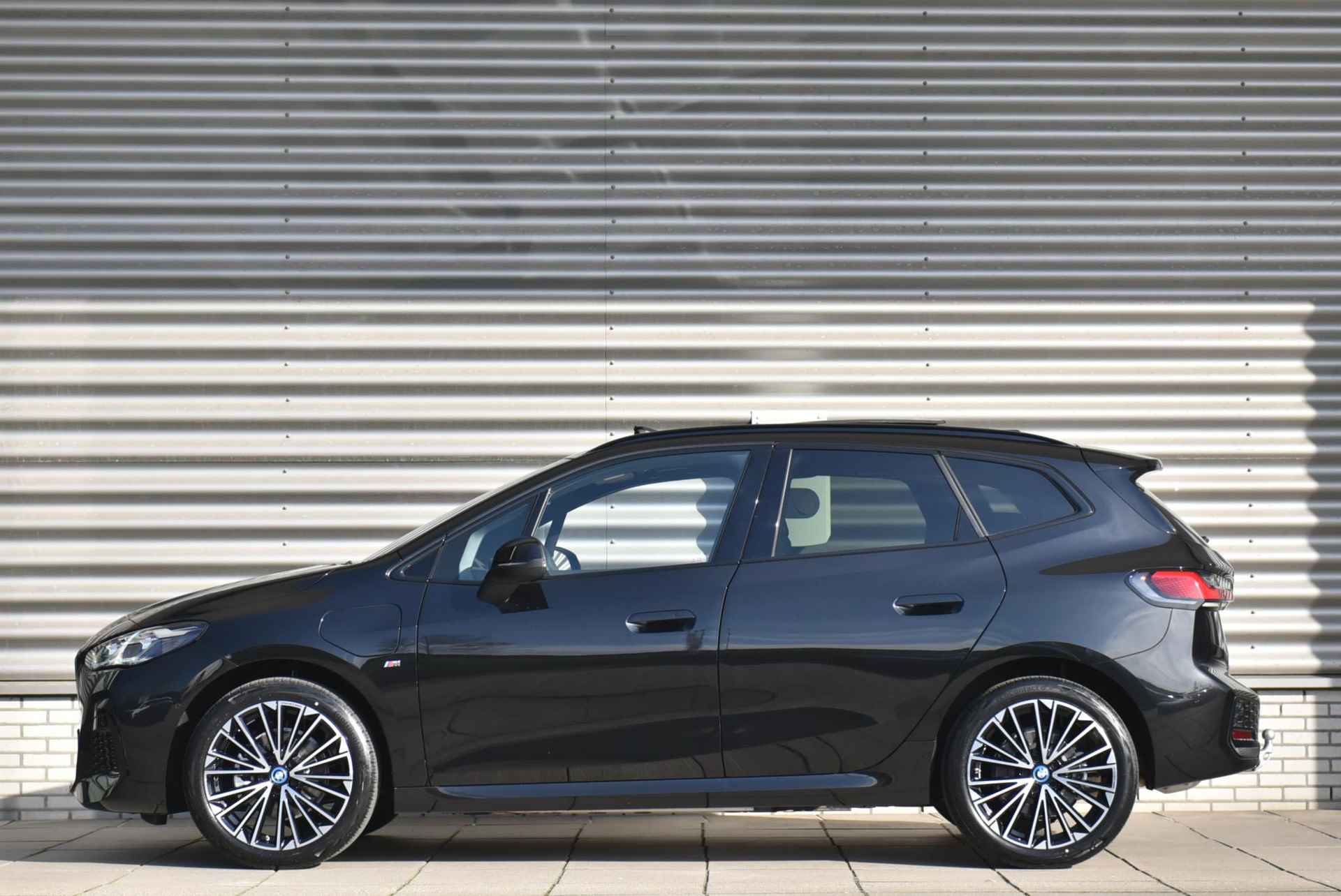 BMW 2 Serie Active Tourer 225e xDrive | Trekhaak met elektrisch wegklapbare kogel | Glazen panoramadak - 2/29