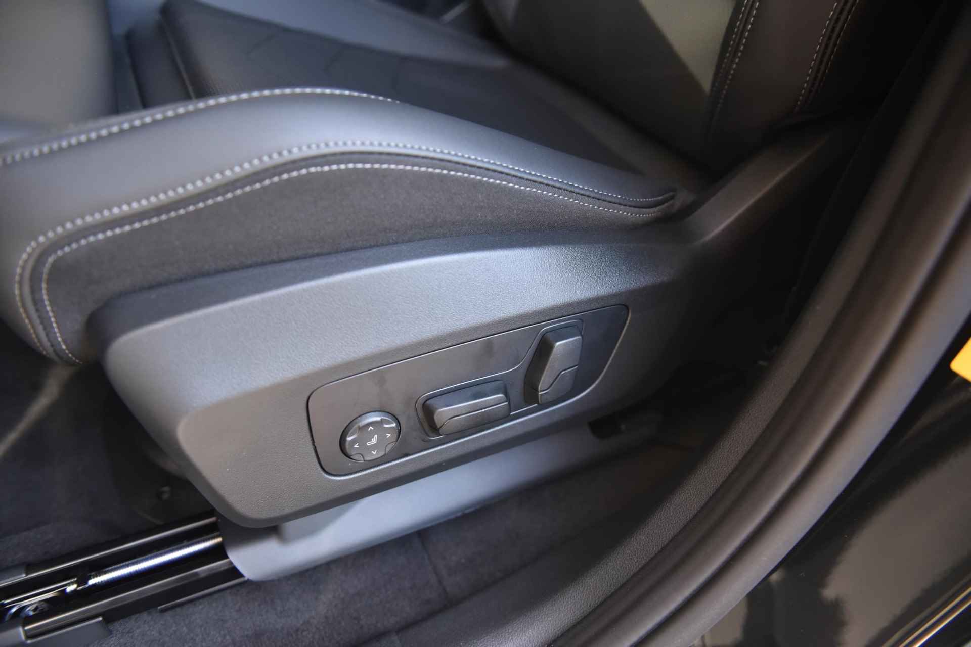 BMW 2 Serie Active Tourer 225e xDrive | Trekhaak met elektrisch wegklapbare kogel | Glazen panoramadak - 26/29