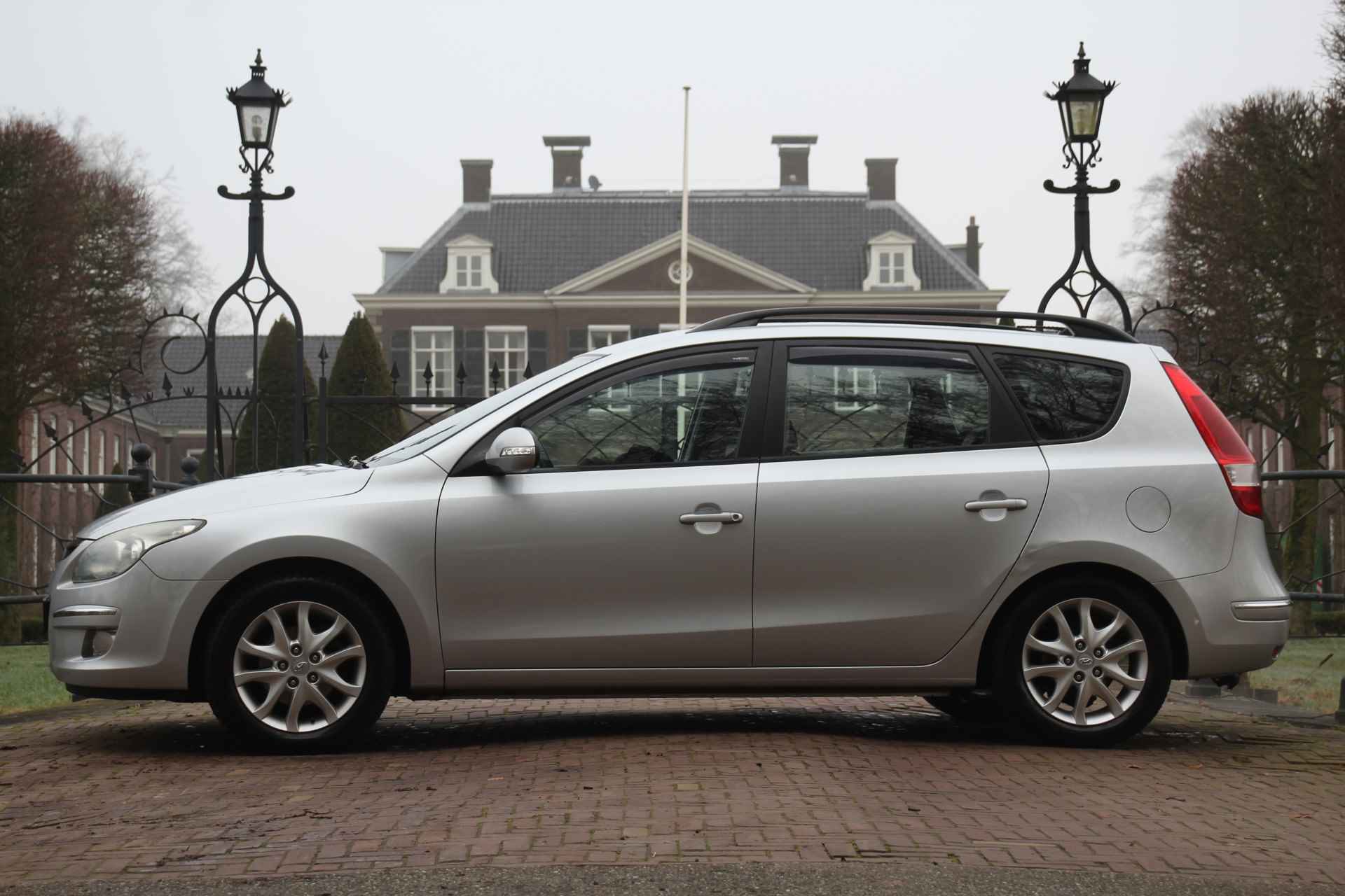 Hyundai I 30cw AUTOMAAT | LEDER/STOF | CLIMA | PARK SENS | LM. VELGEN | TREKHAAK | PERFECT ONDERHOUDEN! - 2/33