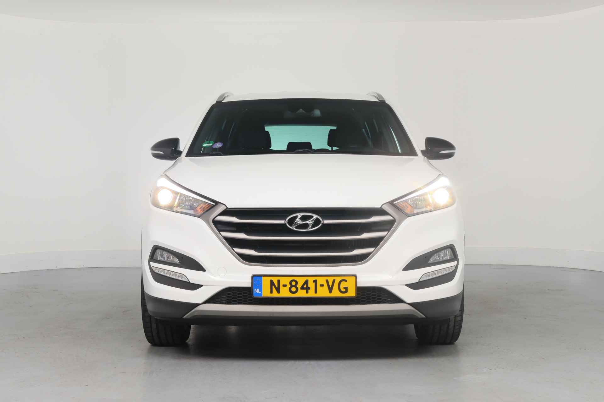 Hyundai Tucson 1.6 T-GDi i-Motion 4WD Automaat | Dealer Onderhouden! | Trekhaak | Clima | Stoel/stuur Verwarming | Navi | BLIS | Parkeersensore - 2/39