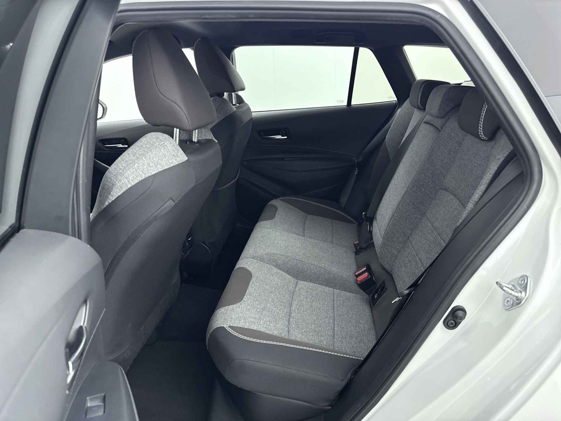 Toyota Corolla Touring Sports 1.8 Hybrid Trek | Voorstoelen verwarmd | Draadloze telefoonlader | - 9/45