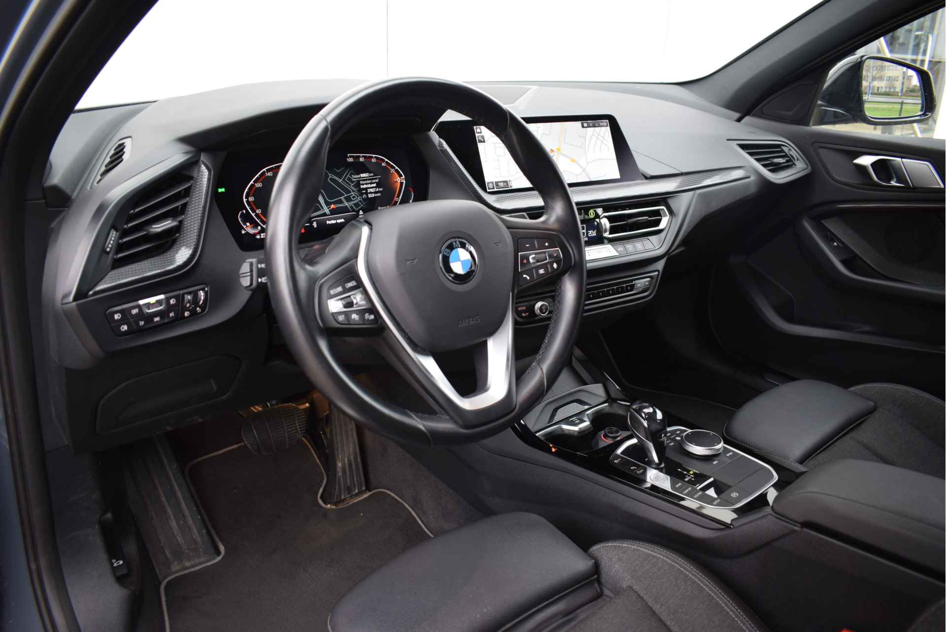 BMW 1-serie 118i Executive Sport Line Automaat / Sportstoelen / LED / Active Cruise Control / Parking Assistant / Live Cockpit Professional - 15/16