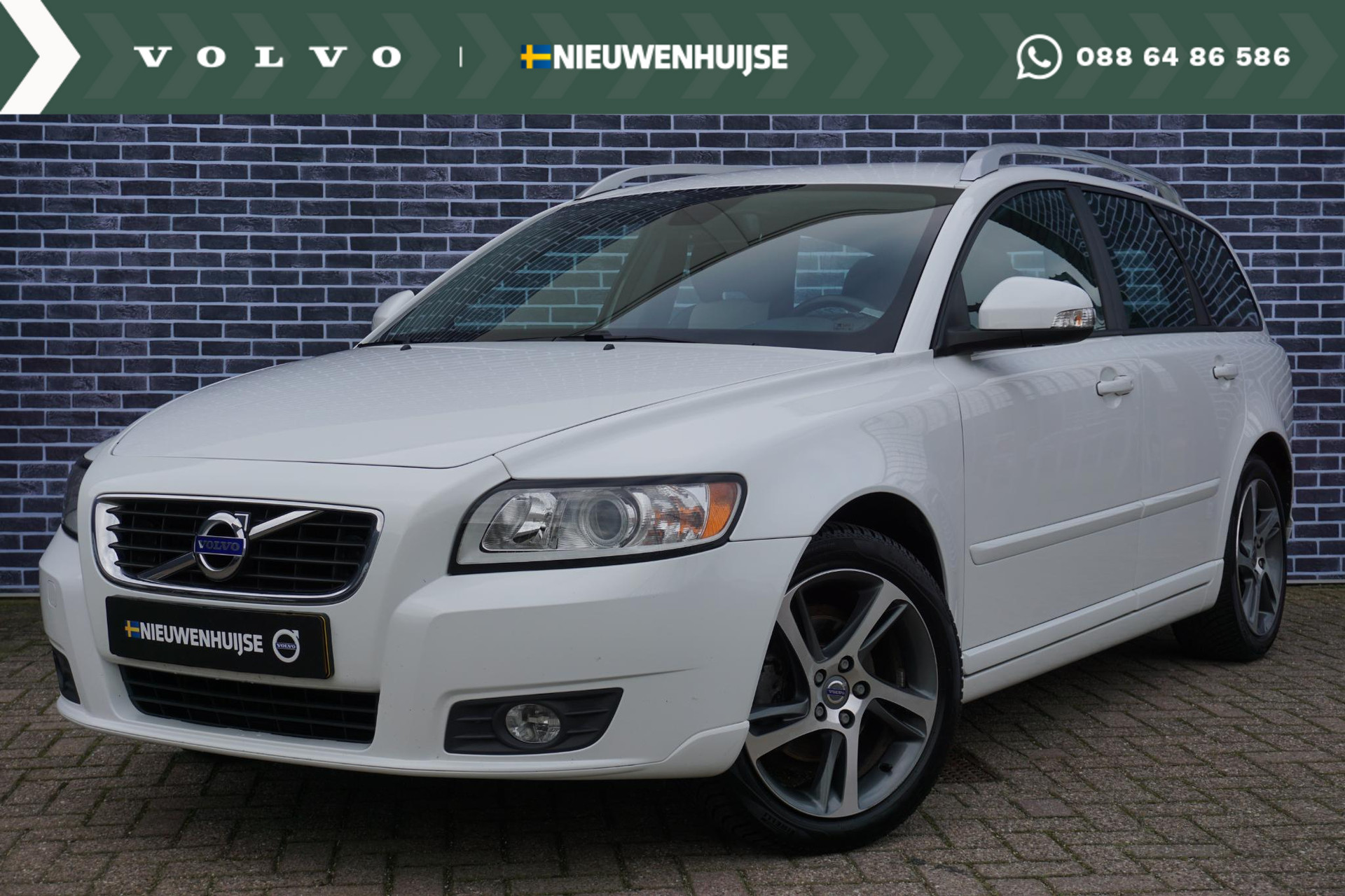 Volvo V50 2.0 Business Pro Edition Dak rails | 17"| Bluetooth | RTI | Verwarmde voorstoelen | Cliamte control | Regensensor | trekhaak | Parkeer sensoren achter | Two Tone Leder |