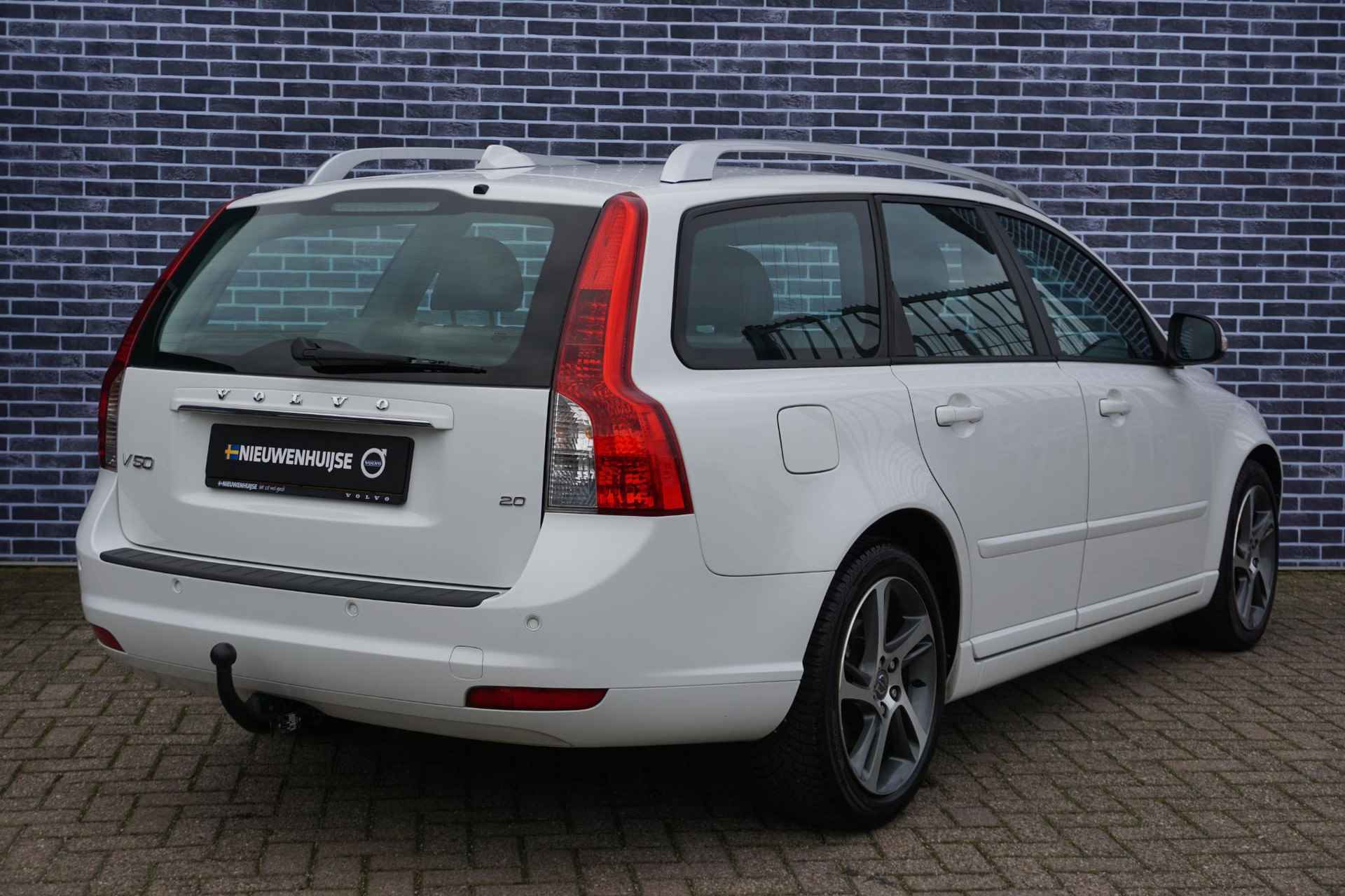 Volvo V50 2.0 Business Pro Edition Dak rails | 17"| Bluetooth | RTI | Verwarmde voorstoelen | Cliamte control | Regensensor | trekhaak | Parkeer sensoren achter | Two Tone Leder | - 4/27