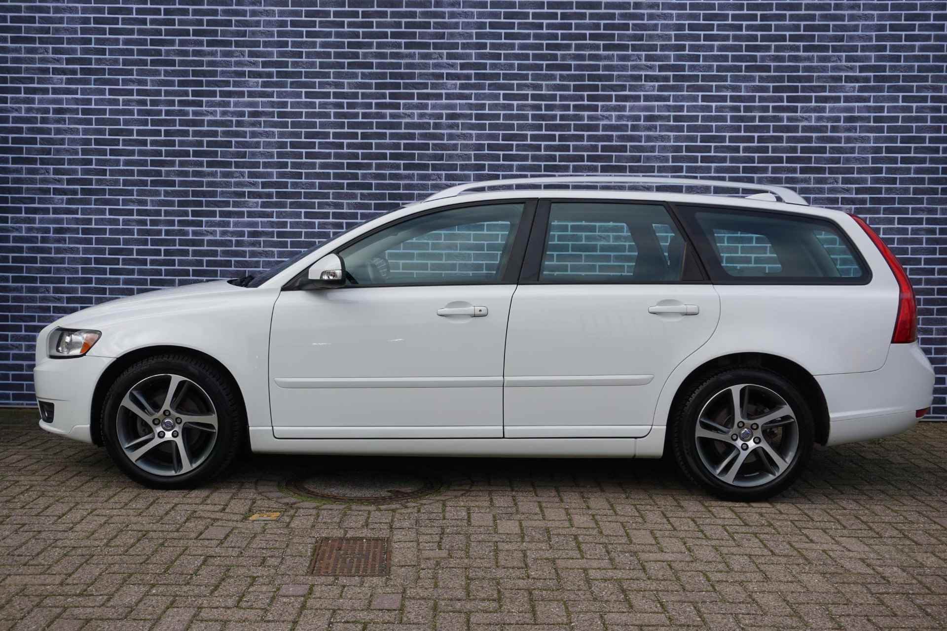 Volvo V50 2.0 Business Pro Edition Dak rails | 17"| Bluetooth | RTI | Verwarmde voorstoelen | Cliamte control | Regensensor | trekhaak | Parkeer sensoren achter | Two Tone Leder | - 26/27