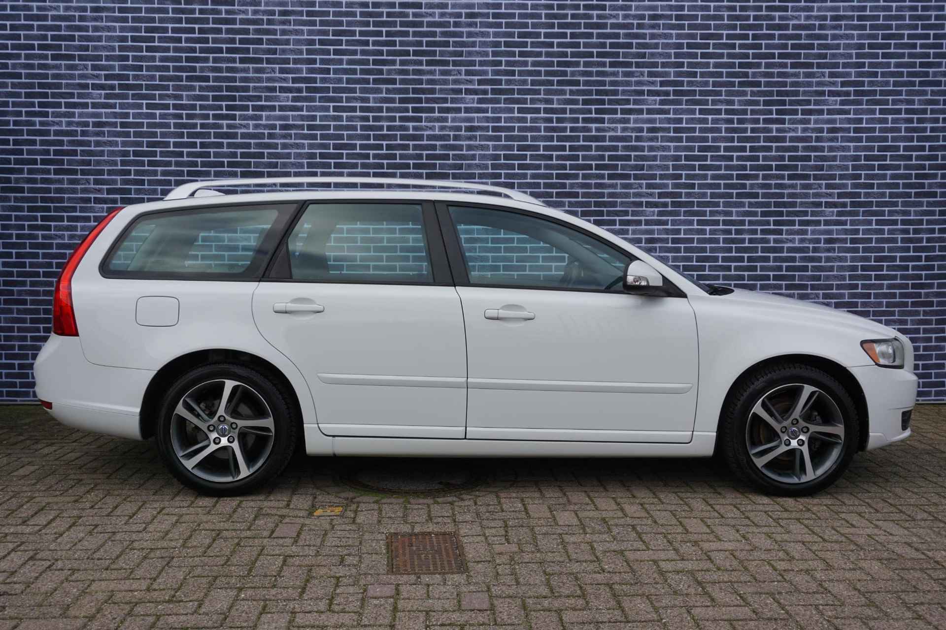 Volvo V50 2.0 Business Pro Edition Dak rails | 17"| Bluetooth | RTI | Verwarmde voorstoelen | Cliamte control | Regensensor | trekhaak | Parkeer sensoren achter | Two Tone Leder | - 27/27