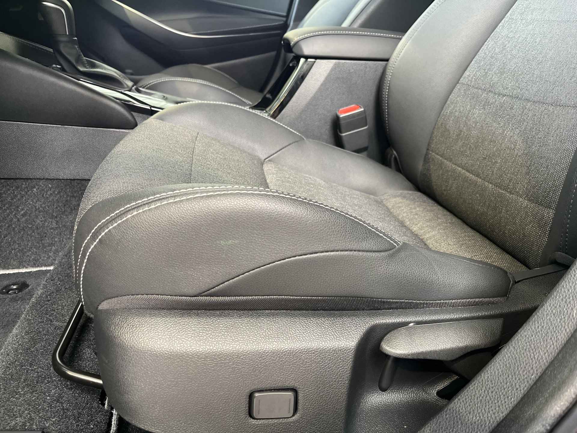 Toyota Corolla Touring Sports 1.8 Hybrid First Edition | All-in prijs | Apple/Android | Parkeersensoren | Navigatie | Elektrische achterklep | - 15/36