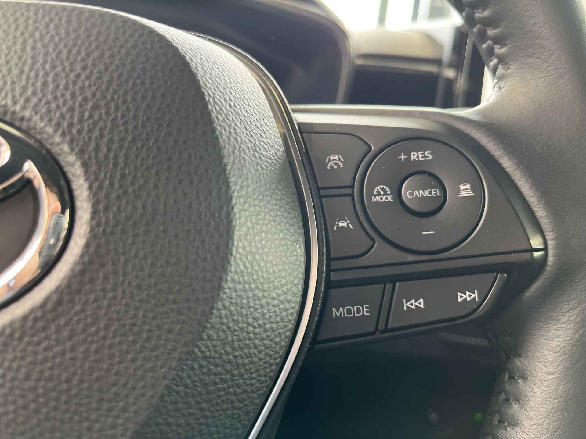 Toyota Corolla Touring Sports 1.8 Hybrid First Edition | All-in prijs | Apple/Android | Parkeersensoren | Navigatie | Elektrische achterklep | - 21/36