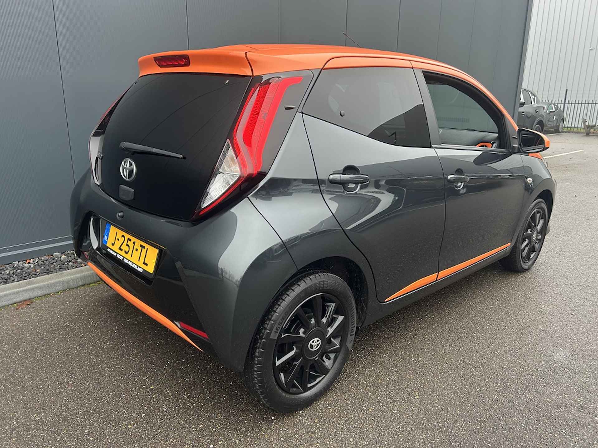 Toyota Aygo 1.0 VVT-i JBL - 8/26